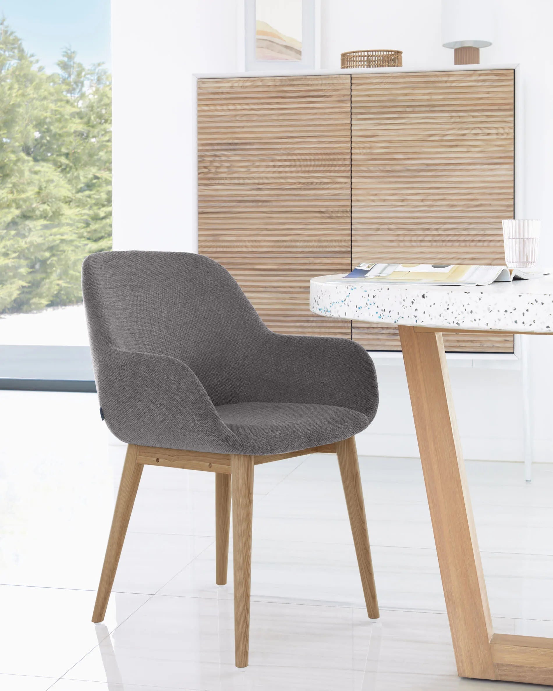 Eleganter runder Tisch mit weißer Terrazzo-Oberfläche und Akazienholzgestell, Ø 120 cm, perfekt für moderne Wohnräume, von Kave Home.
