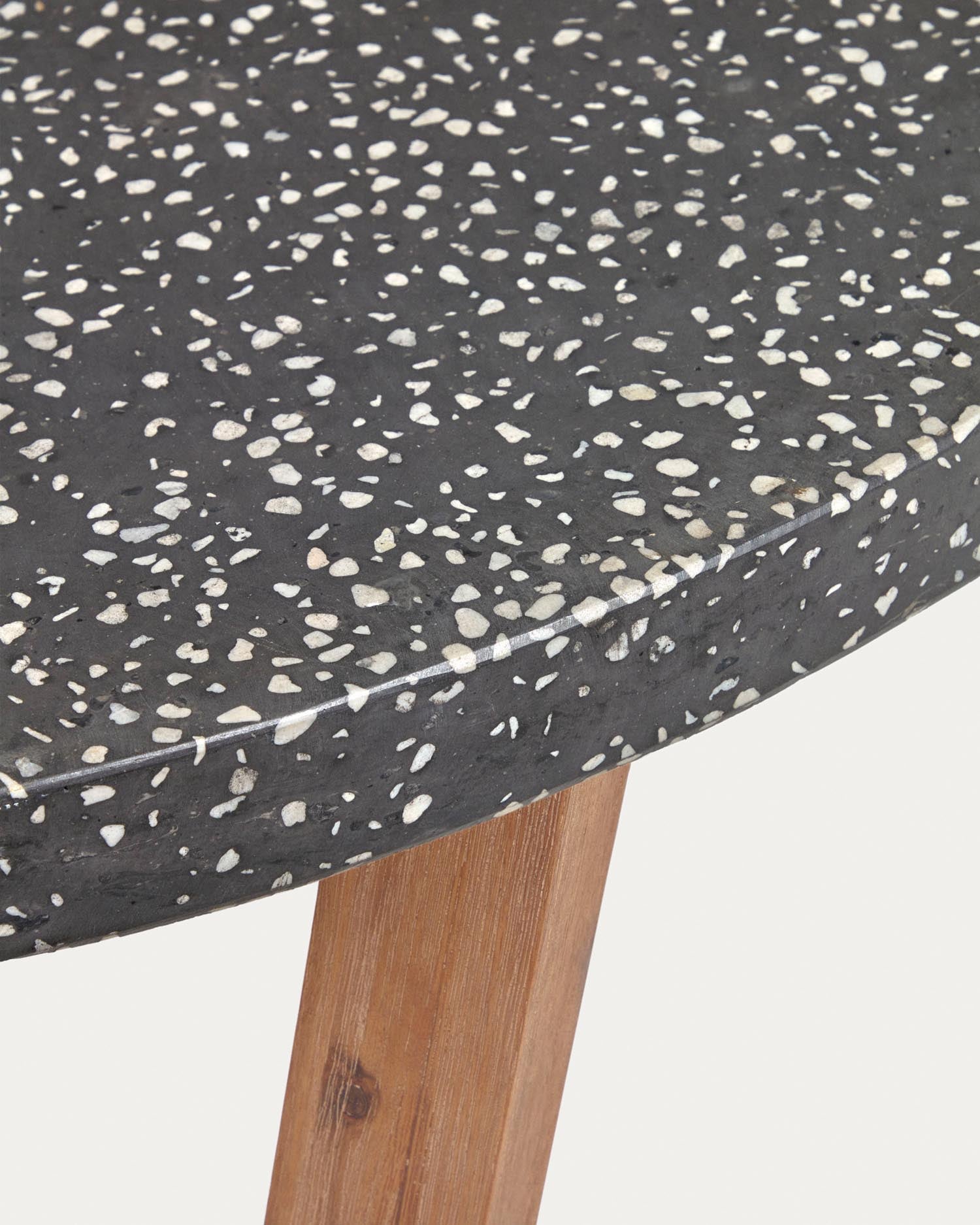 Der Shanelle Tisch von Kave Home vereint eleganten Terrazzo und massives Akazienholz. Ideal für gesellige Stunden im Freien.