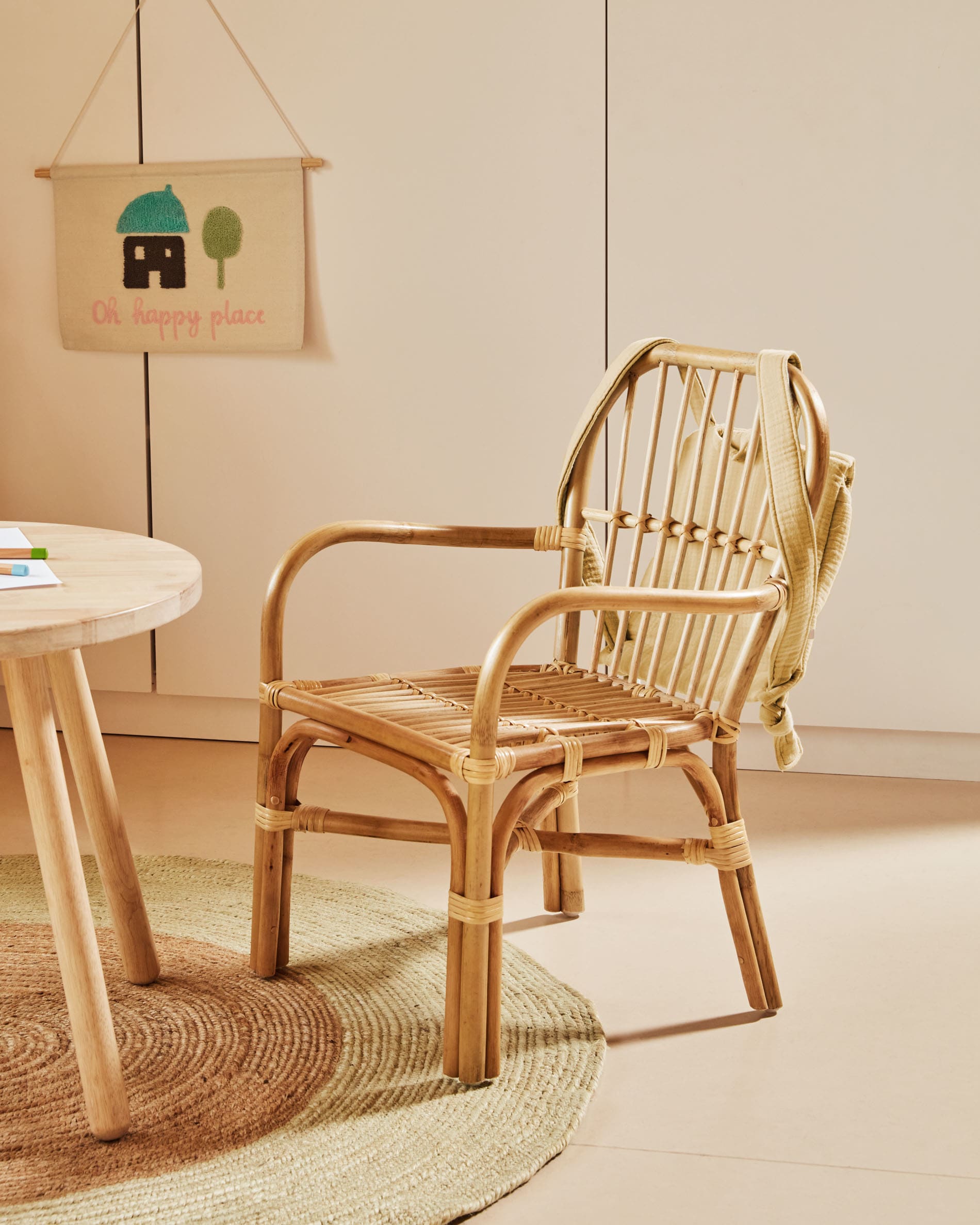 Der Dilcia runde Kindertisch von Kave Home: Robuster Kindertisch aus Kautschukholz, perfekt für Spiel und Kreativität im Kinderzimmer.