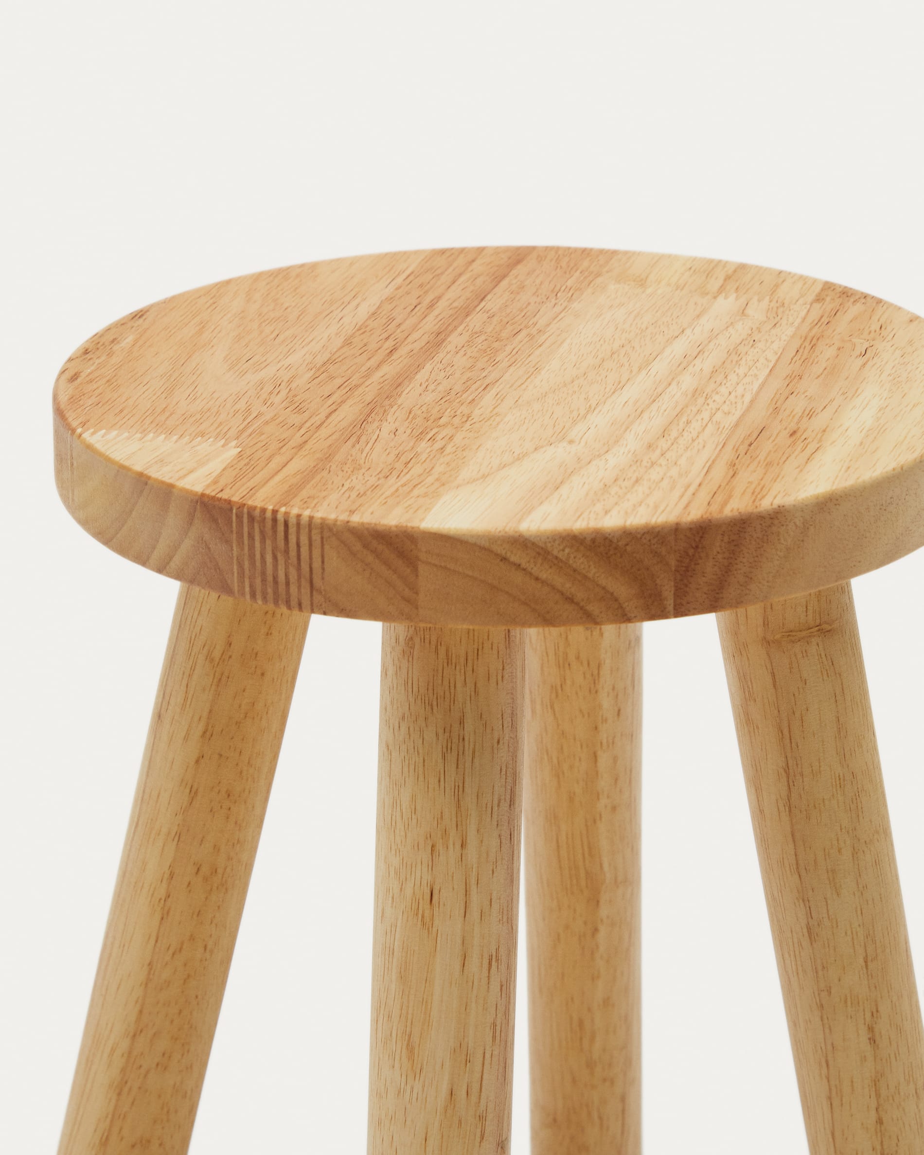 Der Kinderhocker Dilcia von Kave Home ist 31 cm hoch, aus massivem Kautschukholz gefertigt und perfekt für kleine Abenteurer, die bequem sitzen und spielen möchten.
