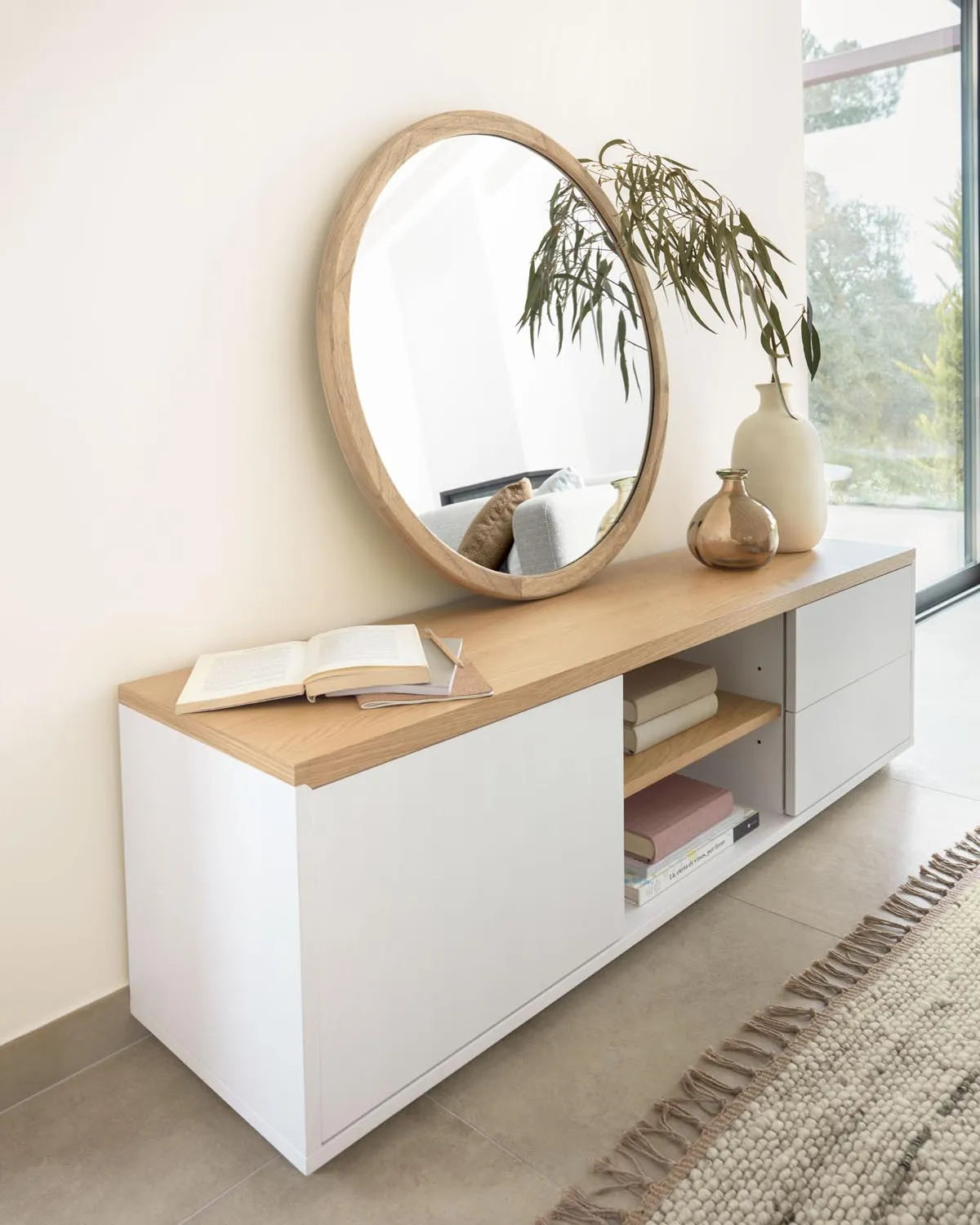 Abilen TV-Schrank 1 Türe 2 Schubladen Eichenfurnier weiße Lackierung 150 x 44 cm FSC 100% in Weiß, Natur präsentiert im Onlineshop von KAQTU Design AG. Sideboard ist von Kave Home