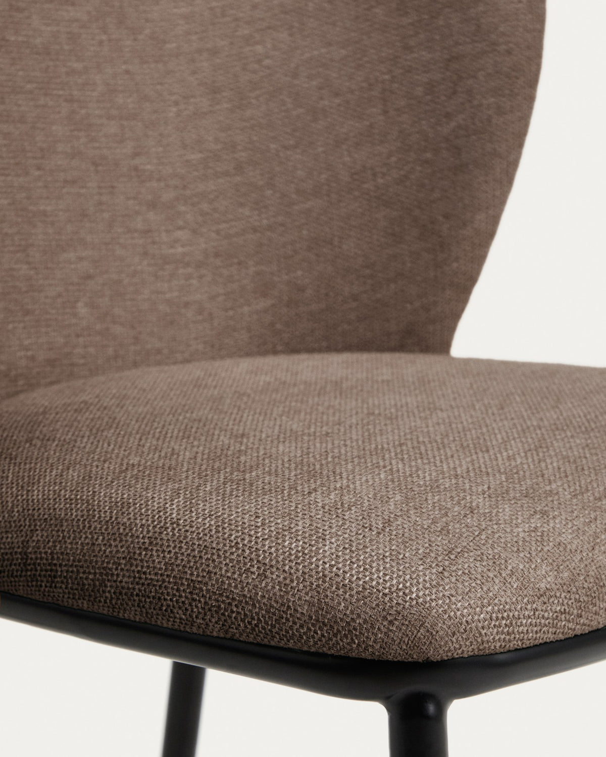 Stuhl Ciselia mit gepolsterter Sitzfläche aus hellbrauner Chenille, schwarzen pulverbeschichteten Stahlbeinen und geraden Linien.