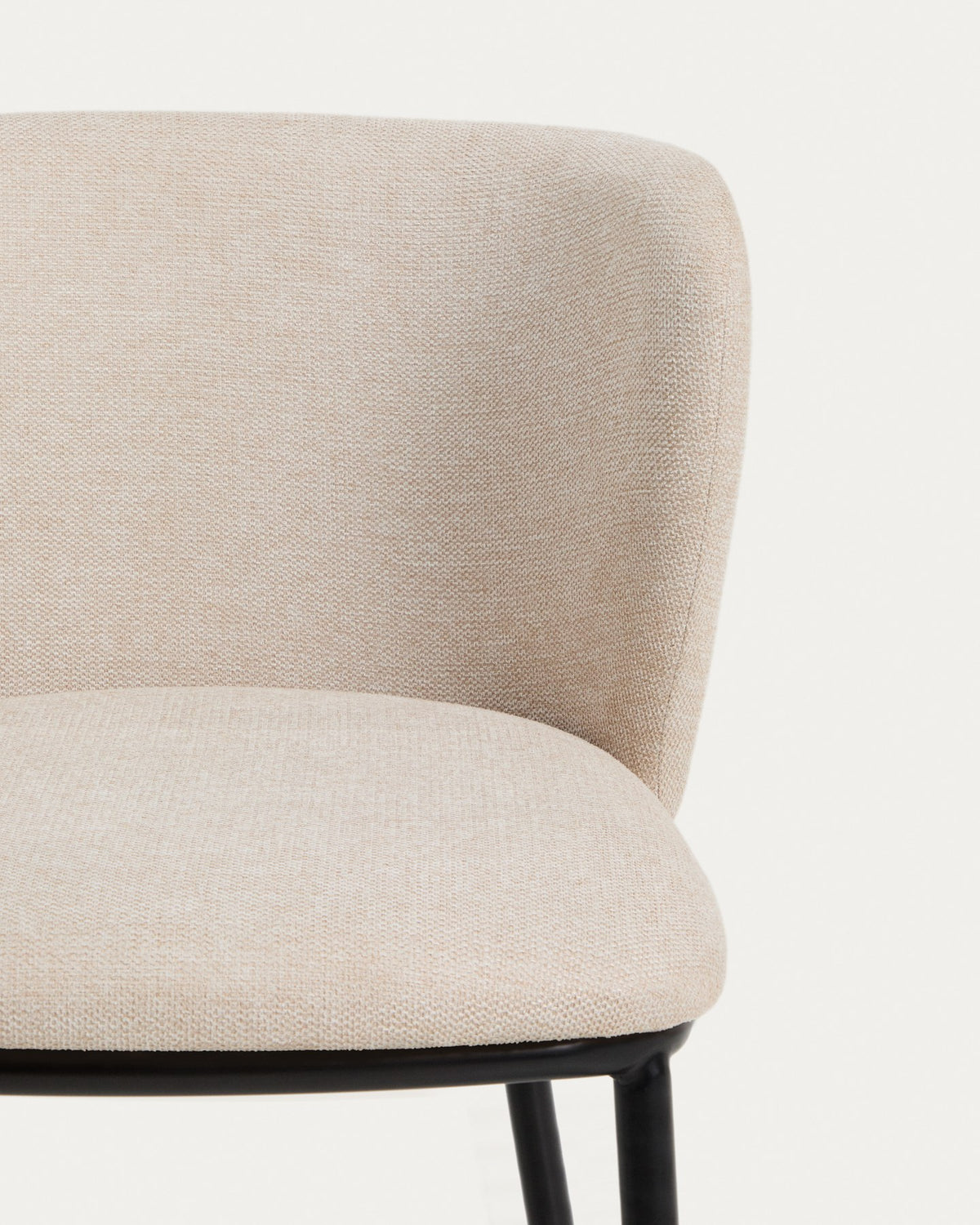 Stuhl Ciselia in Beige mit Chenille-Bezug und Beinen aus massivem Eschenholz, gepolsterte Sitzfläche und Rückenlehne, Frontalansicht.
