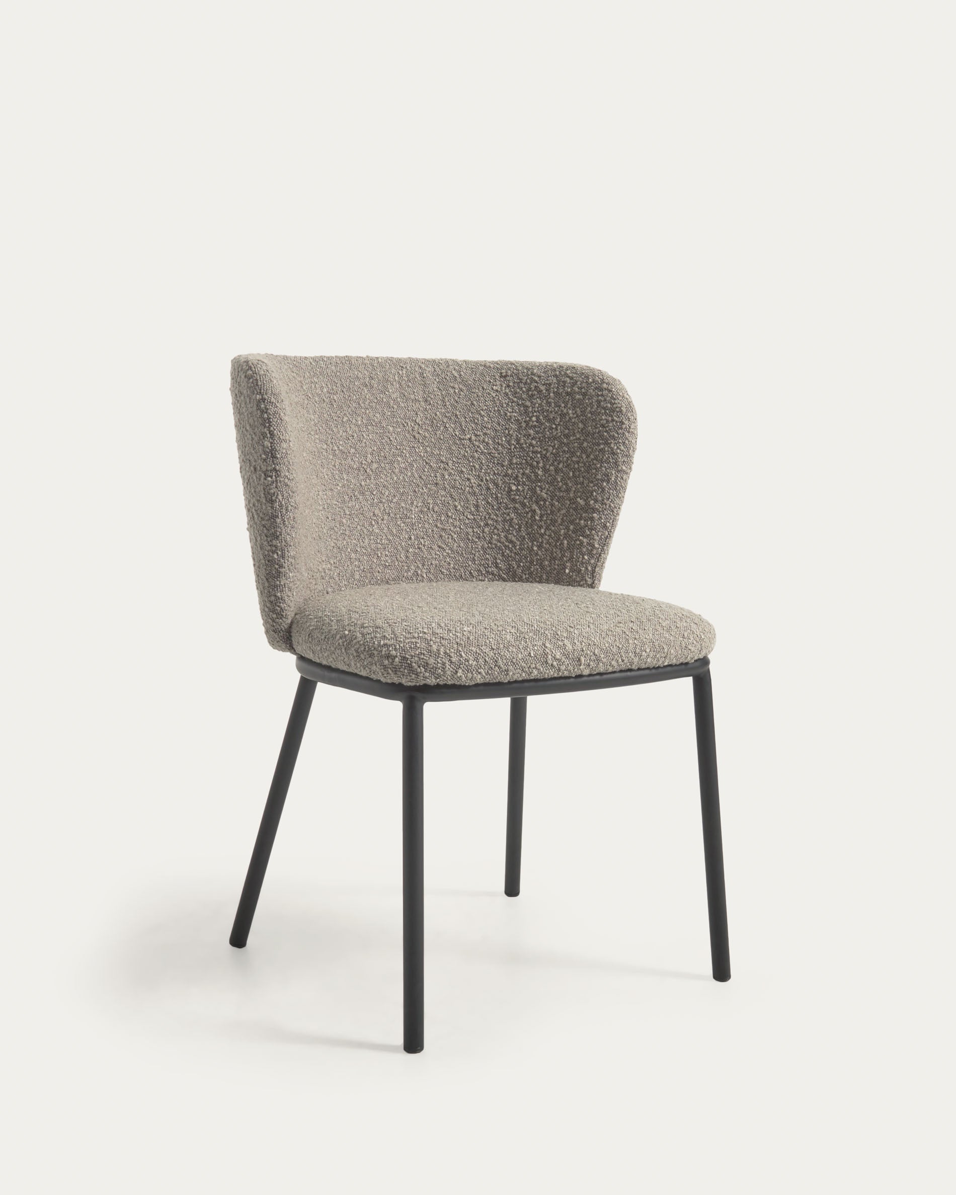 Ciselia Stuhl aus hellgrauem Bouclé-Bezug und schwarzem Metall FR in Grau präsentiert im Onlineshop von KAQTU Design AG. Stuhl ist von Kave Home
