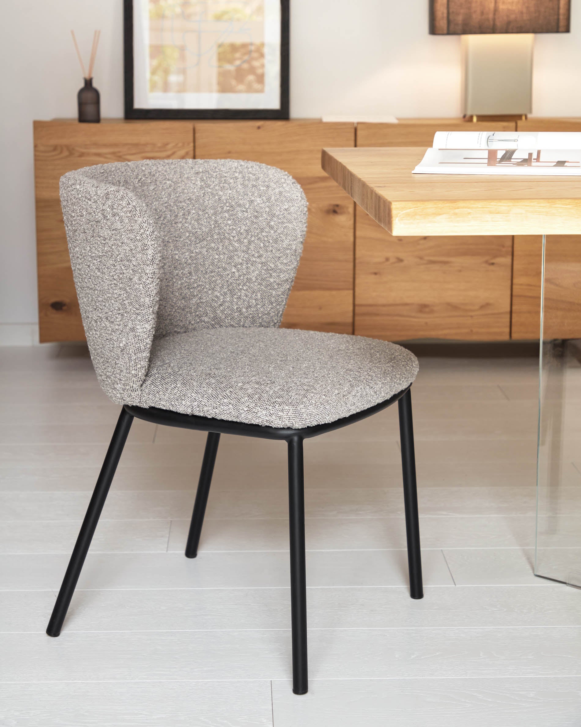 Ciselia Stuhl aus hellgrauem Bouclé-Bezug und schwarzem Metall FR in Grau präsentiert im Onlineshop von KAQTU Design AG. Stuhl ist von Kave Home