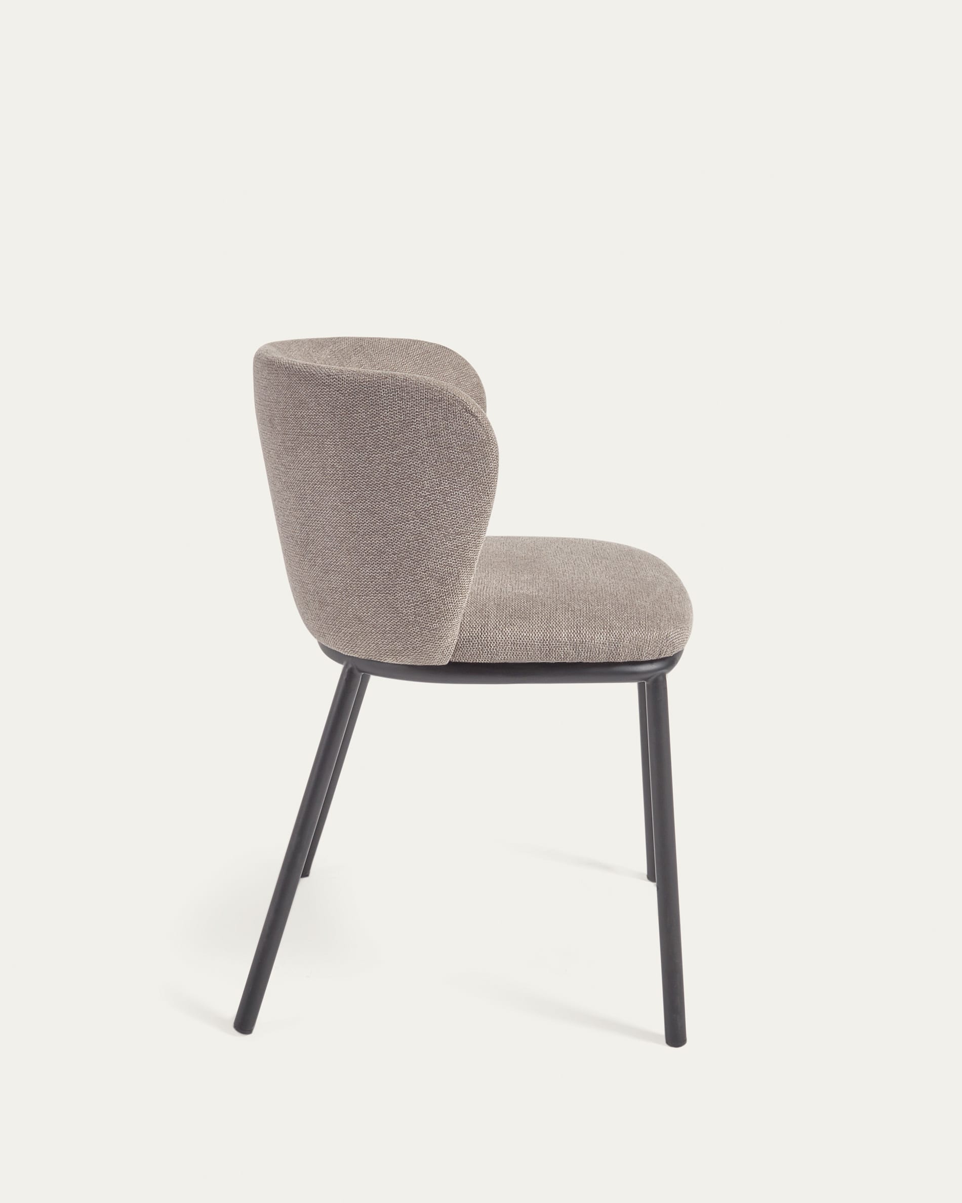 Eleganter Ciselia Stuhl in hellbrauner Chenille von Kave Home.