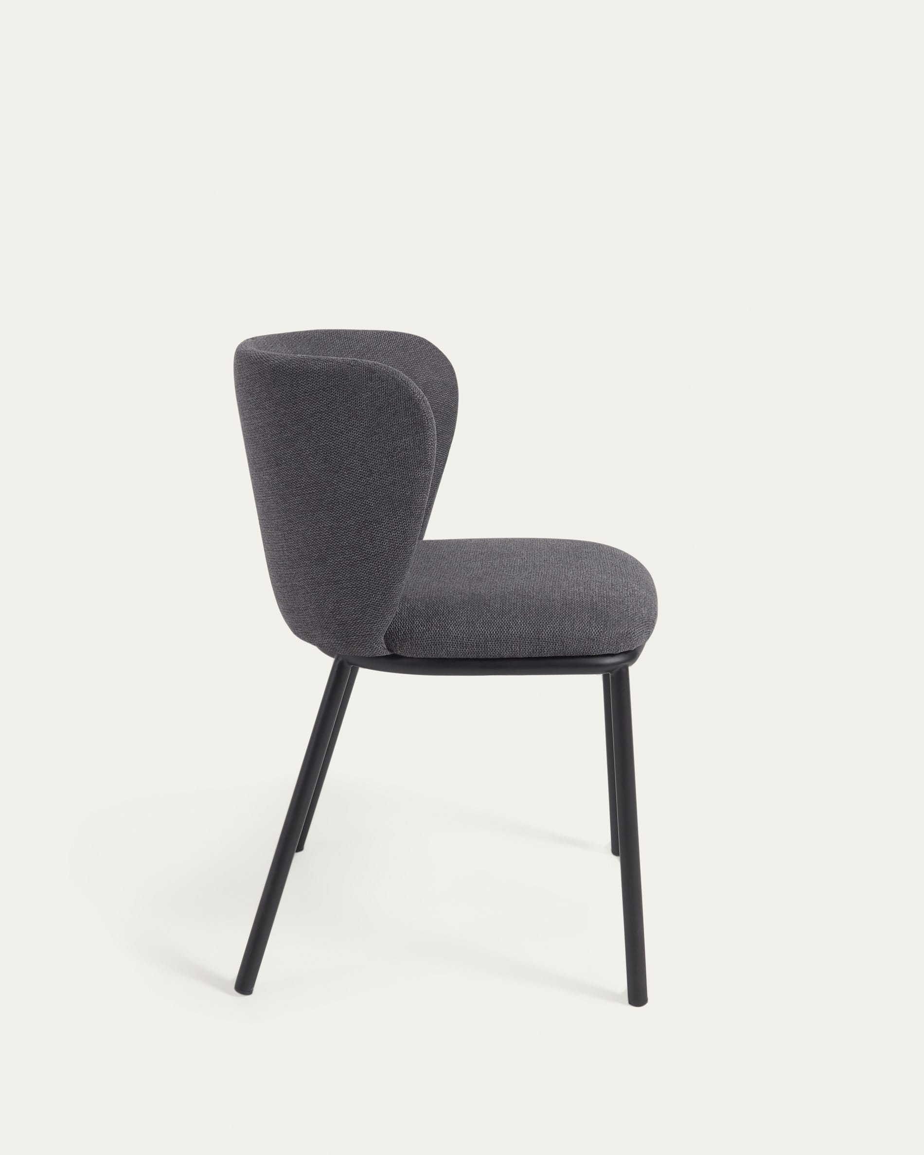 Ciselia Stuhl: Dunkelgrauer Chenille für modernes Wohndesign.
