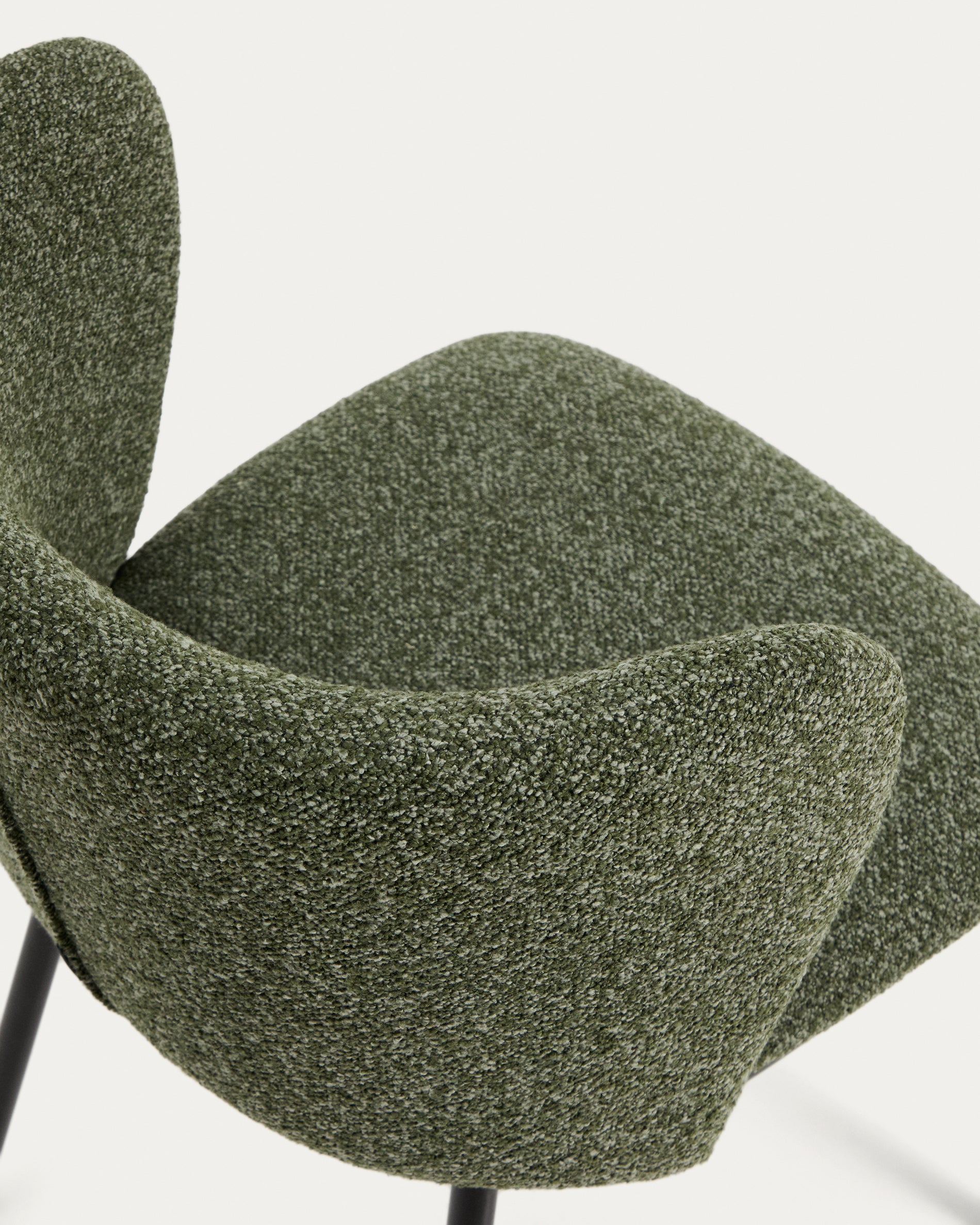 Moderner Ciselia Stuhl in tiefgrünem Chenille, ausgestattet mit stabilen Stahlbeinen in Schwarz – perfekt für ein elegantes Ambiente.