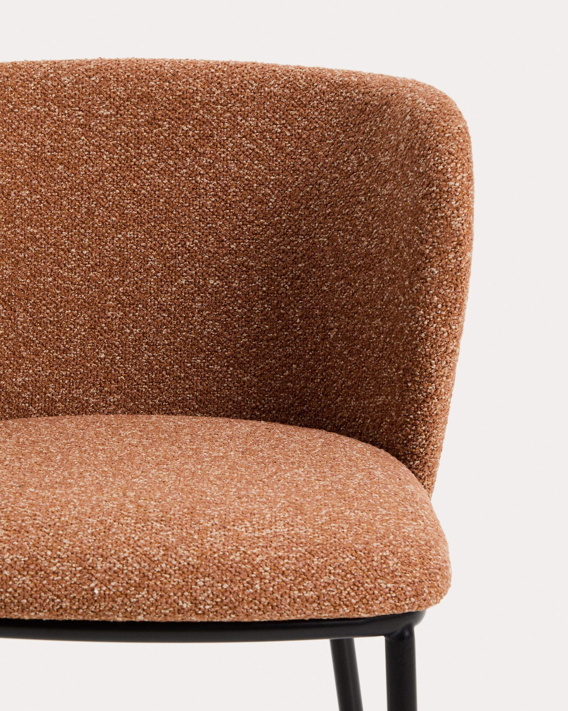 Moderner Ciselia Stuhl in warmem Terrakotta-Chenille, ausgestattet mit stabilen, schwarz lackierten Stahlbeinen – perfekt für jedes Zuhause.