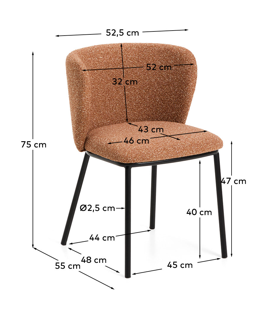 Eleganter Ciselia Stuhl in warmem Terrakotta-Chenille, kombiniert mit robusten Stahlbeinen in Schwarz – ideal für stilvolle Wohnräume.