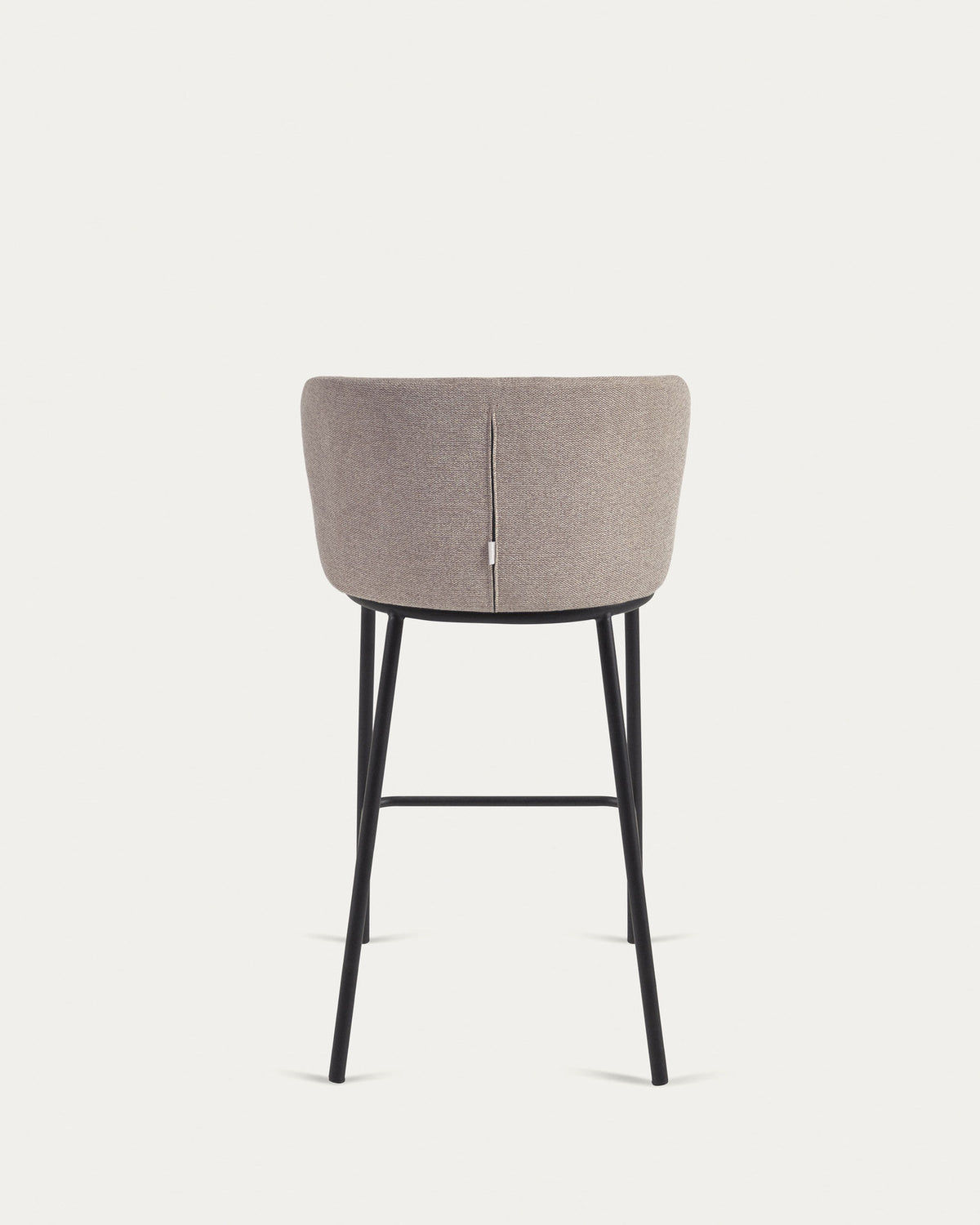 Ciselia Hocker aus hellbrauner Chenille Stahlbeine in Schwarz Höhe 65 cm FSC Mix Credit in Braun präsentiert im Onlineshop von KAQTU Design AG. Barhocker ist von Kave Home