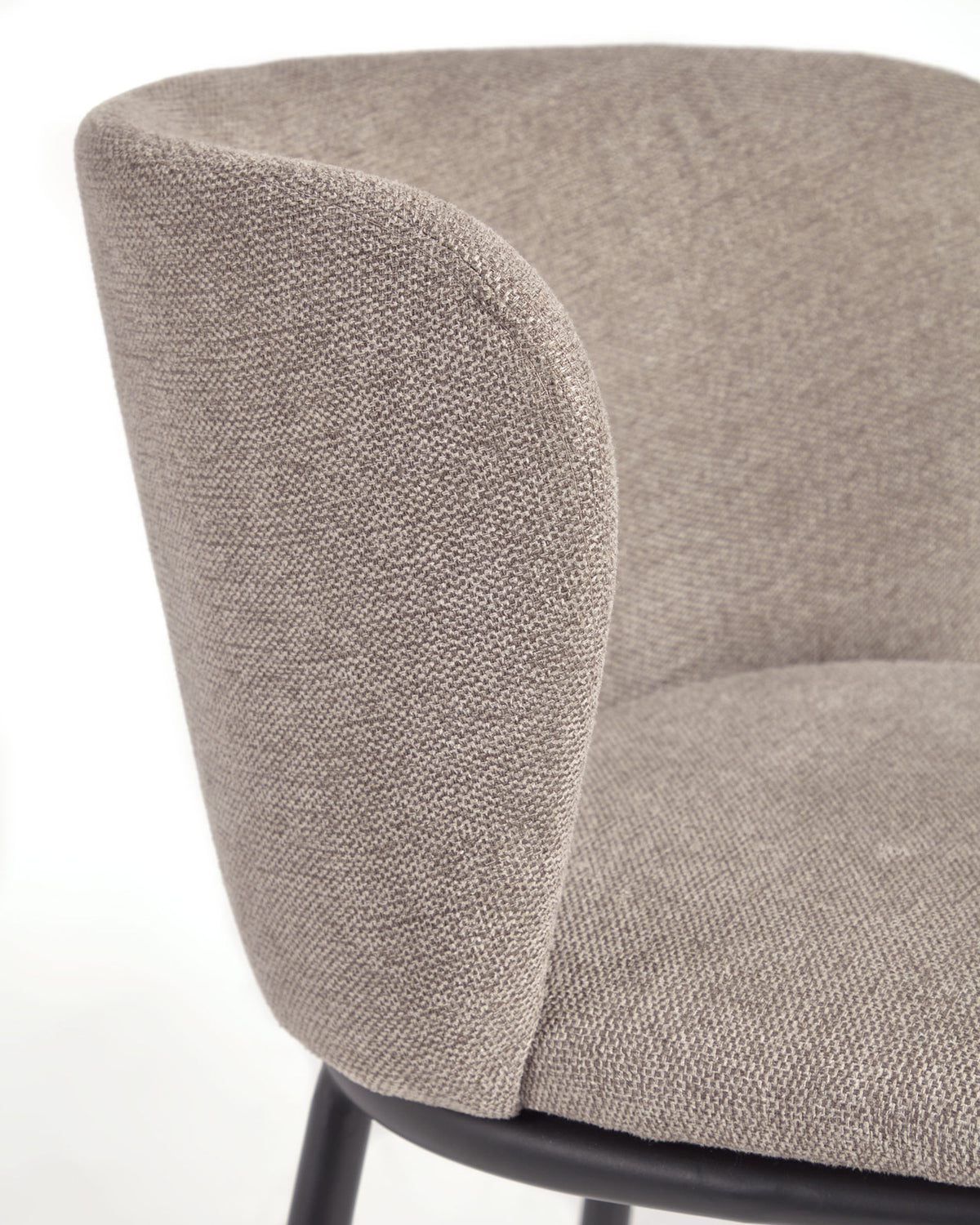 Ciselia Hocker aus hellbrauner Chenille Stahlbeine in Schwarz Höhe 65 cm FSC Mix Credit in Braun präsentiert im Onlineshop von KAQTU Design AG. Barhocker ist von Kave Home