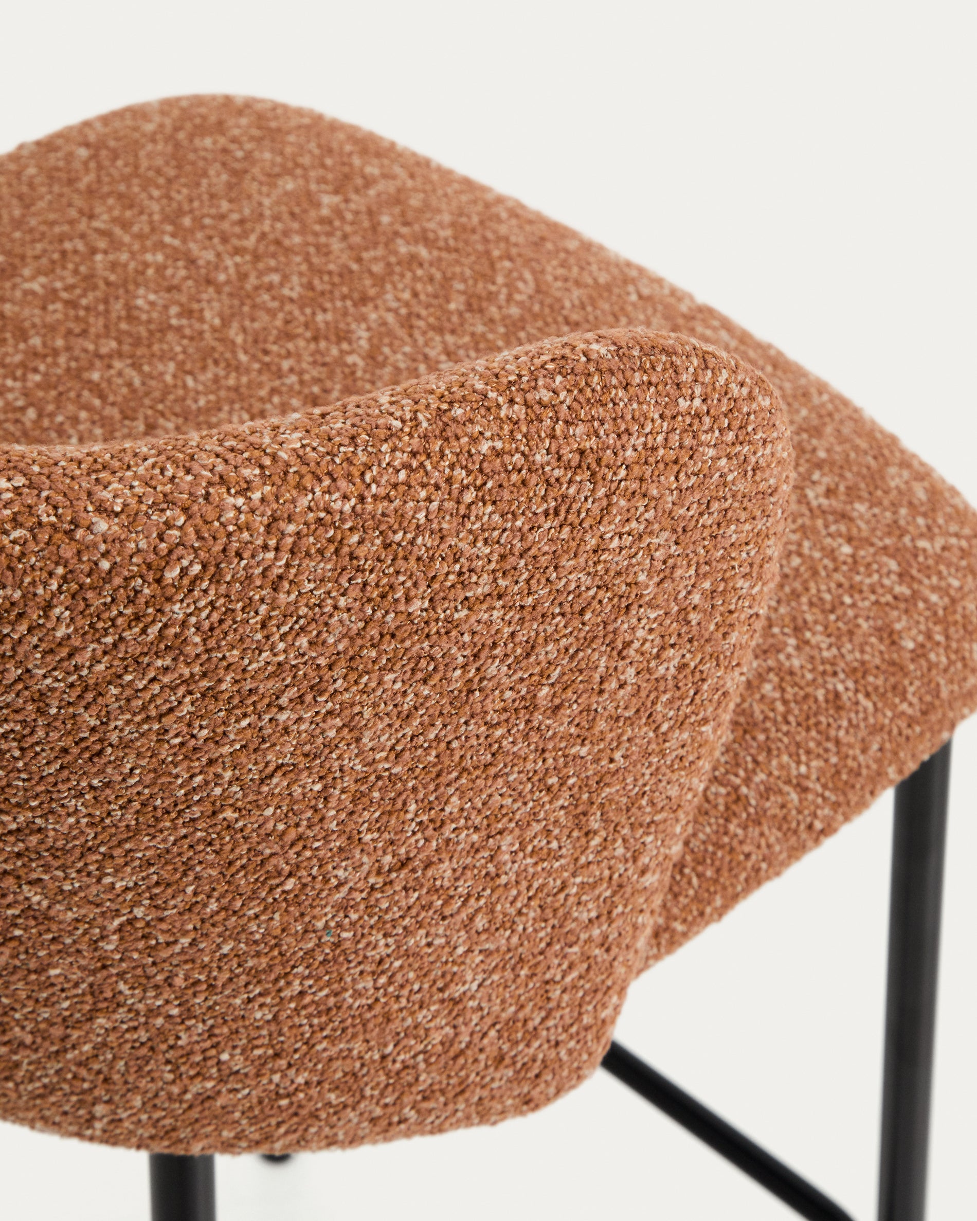 Hocker Ciselia in dicker, terrakottafarbener Chenille mit Stahlbeinen mit schwarzem Finish, FSC Mix Credit, 75 cm in Terrakotta präsentiert im Onlineshop von KAQTU Design AG. Barstuhl ist von Kave Home