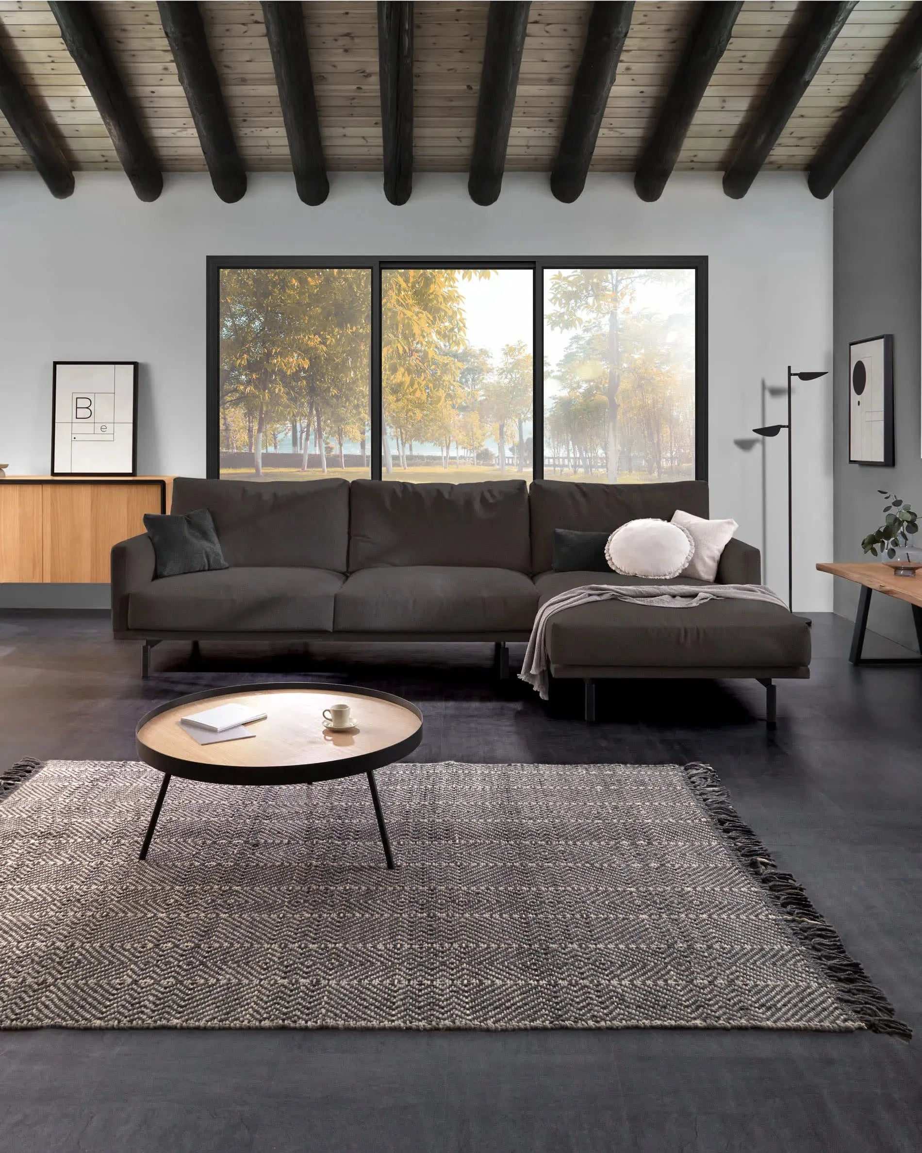 Moderner Couchtisch mit Eicheneffekt-MDF-Tischplatte und schwarzem Stahlgestell, Ø 84 cm, ideal für stilvolle Wohnbereiche.