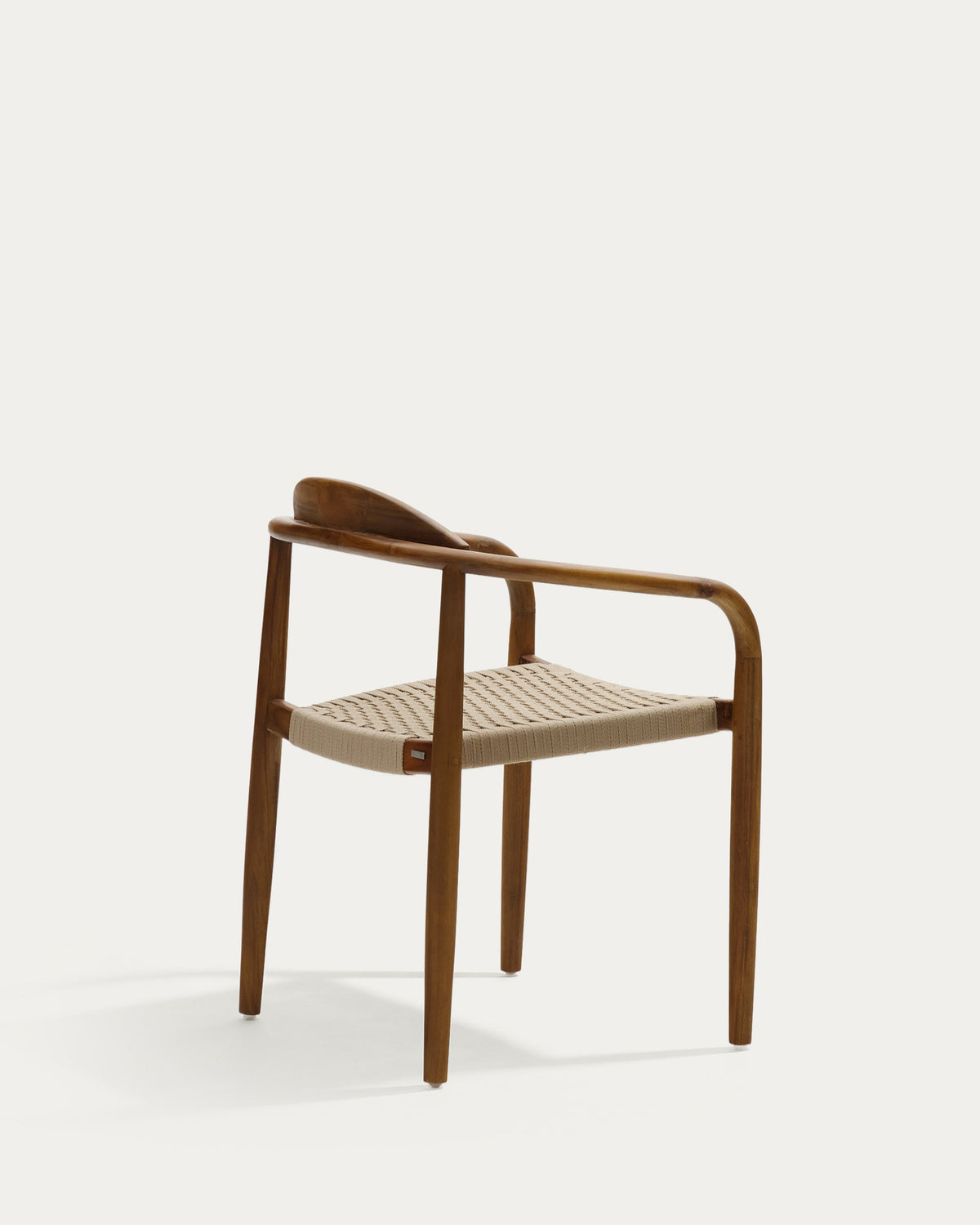 Stapelbarer Stuhl Nina aus massivem Akazienholz mit Nussbaum-Finish und beigem Seil FSC 100% in Natur, Beige präsentiert im Onlineshop von KAQTU Design AG. Gartenstuhl mit Armlehnen ist von Kave Home
