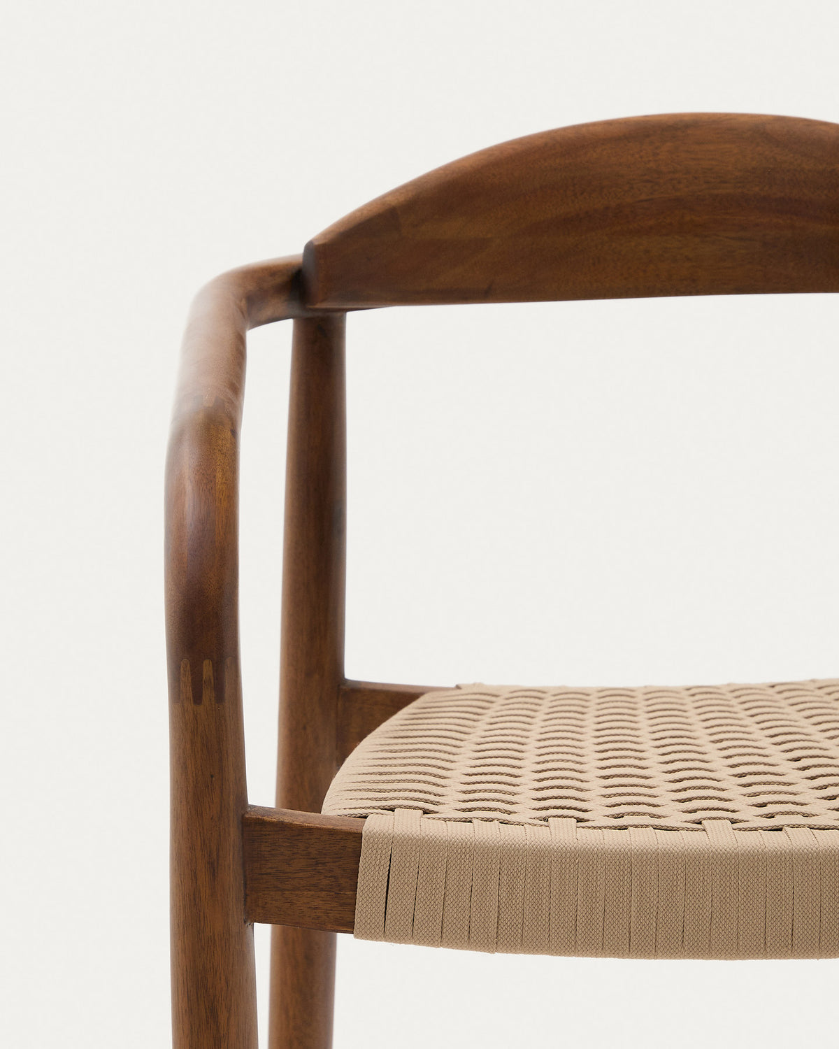 Stapelbarer Stuhl Nina aus massivem Akazienholz mit Nussbaum-Finish und beigem Seil FSC 100% in Natur, Beige präsentiert im Onlineshop von KAQTU Design AG. Gartenstuhl mit Armlehnen ist von Kave Home