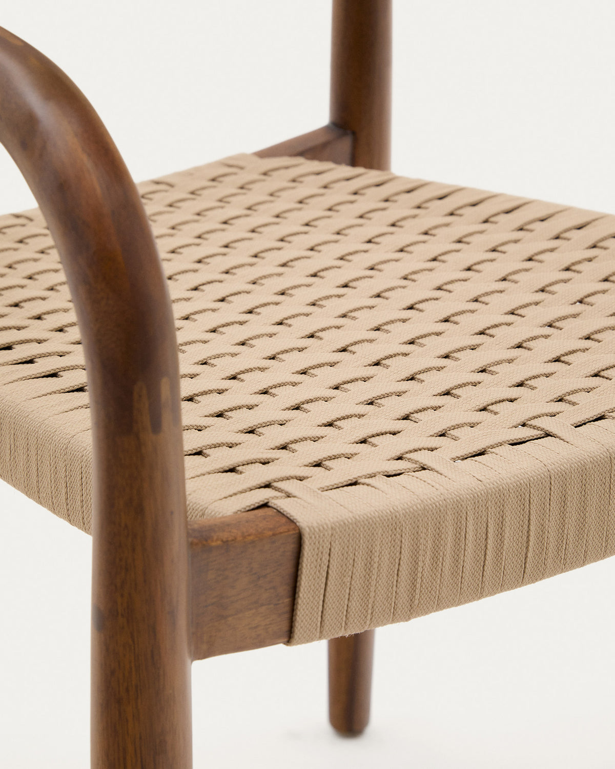 Stapelbarer Stuhl Nina aus massivem Akazienholz mit Nussbaum-Finish und beigem Seil FSC 100% in Natur, Beige präsentiert im Onlineshop von KAQTU Design AG. Gartenstuhl mit Armlehnen ist von Kave Home