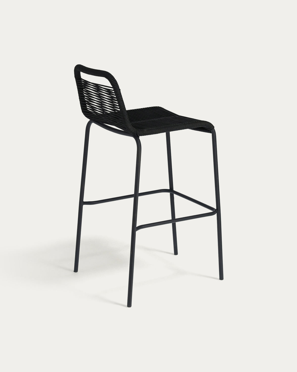 Lambton stapelbarer Hocker aus schwarzem Seil und Stahl mit schwarzem Finish Höhe 74 cm in Schwarz präsentiert im Onlineshop von KAQTU Design AG. Outdoor-Barstuhl ist von Kave Home