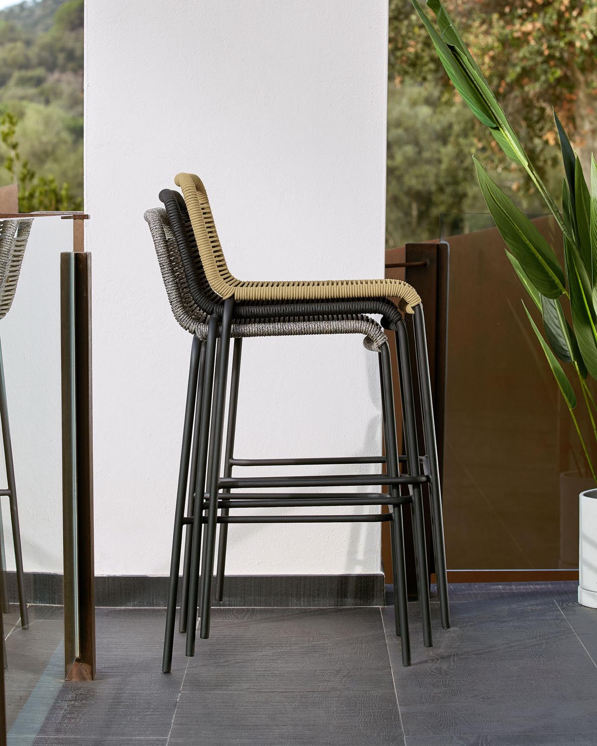 Lambton stapelbarer Hocker aus schwarzem Seil und Stahl mit schwarzem Finish Höhe 74 cm in Schwarz präsentiert im Onlineshop von KAQTU Design AG. Hocker Outdoor ist von Kave Home