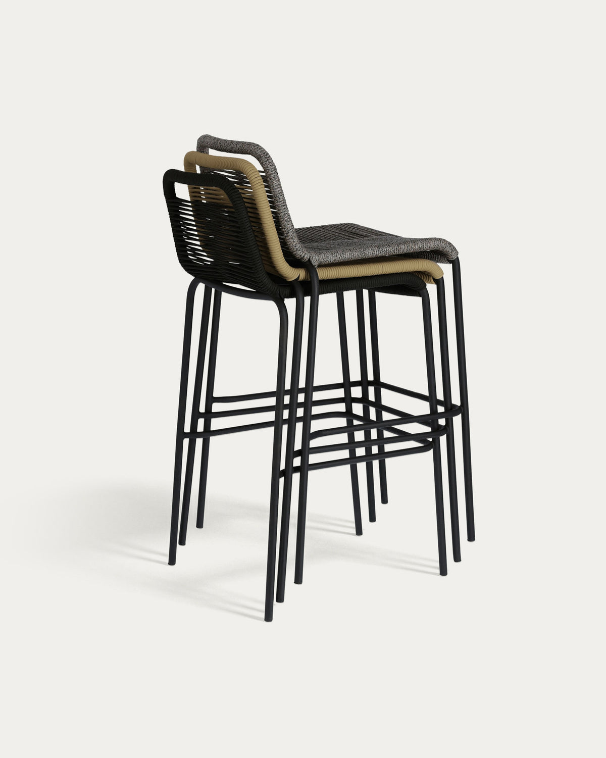 Lambton stapelbarer Hocker aus braunem Seil und Stahl mit schwarzem Finish Höhe 74 cm in Braun, Schwarz präsentiert im Onlineshop von KAQTU Design AG. Outdoor-Barstuhl ist von Kave Home
