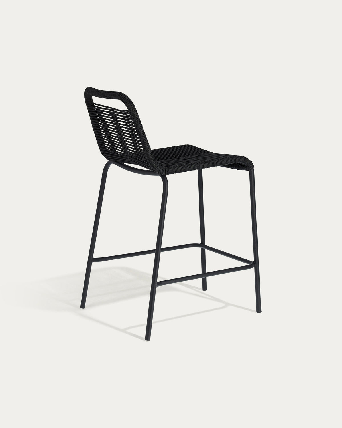 Lambton stapelbarer Hocker aus schwarzem Seil und Stahl mit schwarzem Finish Höhe 62 cm in Schwarz präsentiert im Onlineshop von KAQTU Design AG. Outdoor-Barstuhl ist von Kave Home