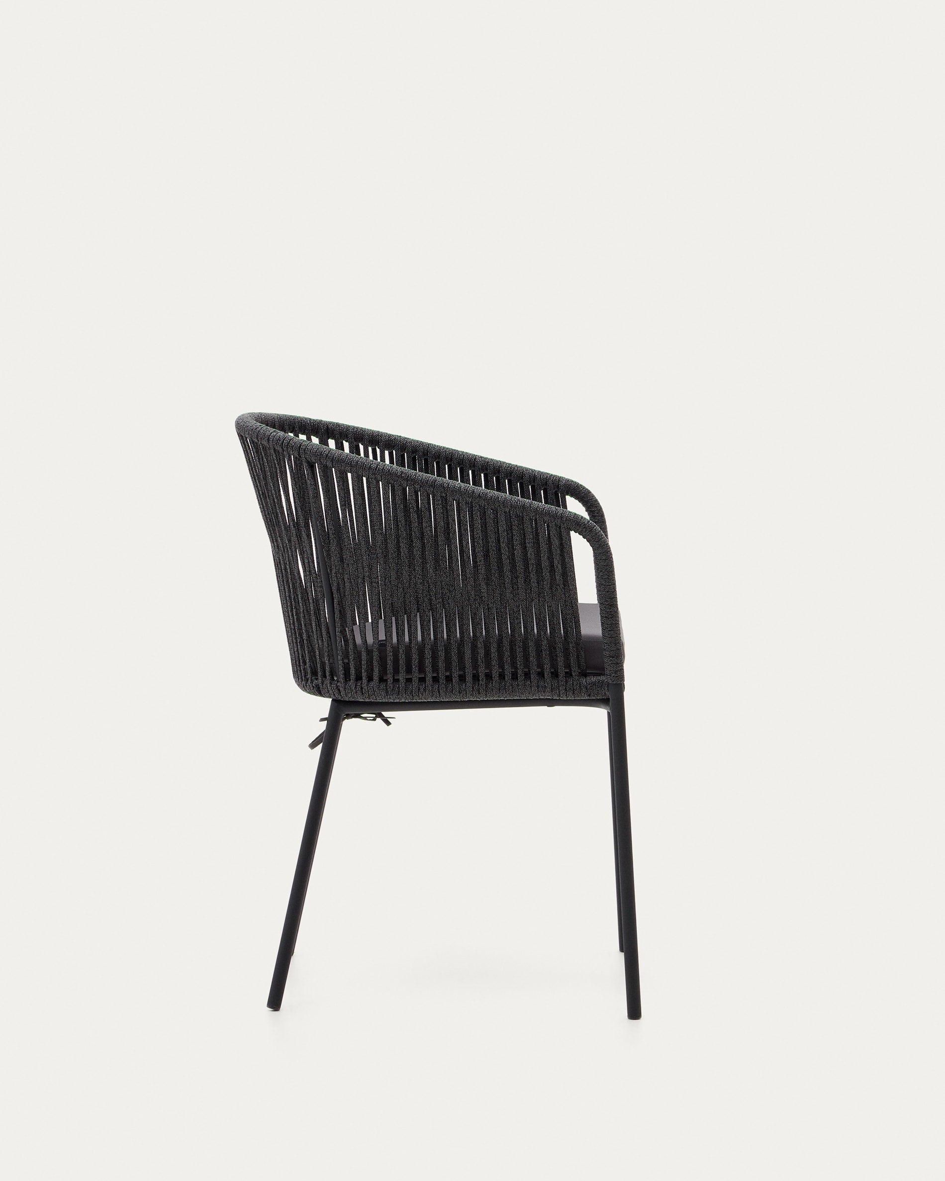 Yanet Stuhl: Stilvolles Seildesign, robuste Stahlbeine, Kave Home.