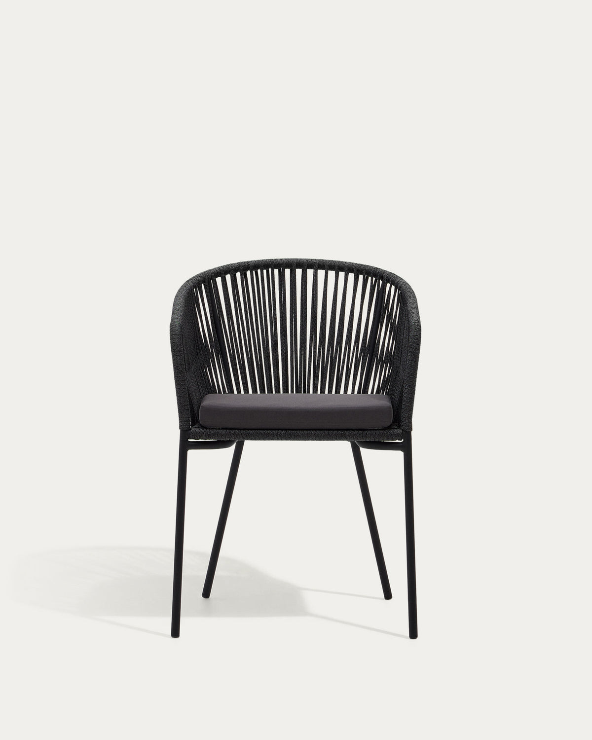 Yanet Stuhl aus Seil in Schwarz mit Beinen aus verzinktem Stahl in Schwarz, Grau präsentiert im Onlineshop von KAQTU Design AG. Gartenstuhl mit Armlehnen ist von Kave Home