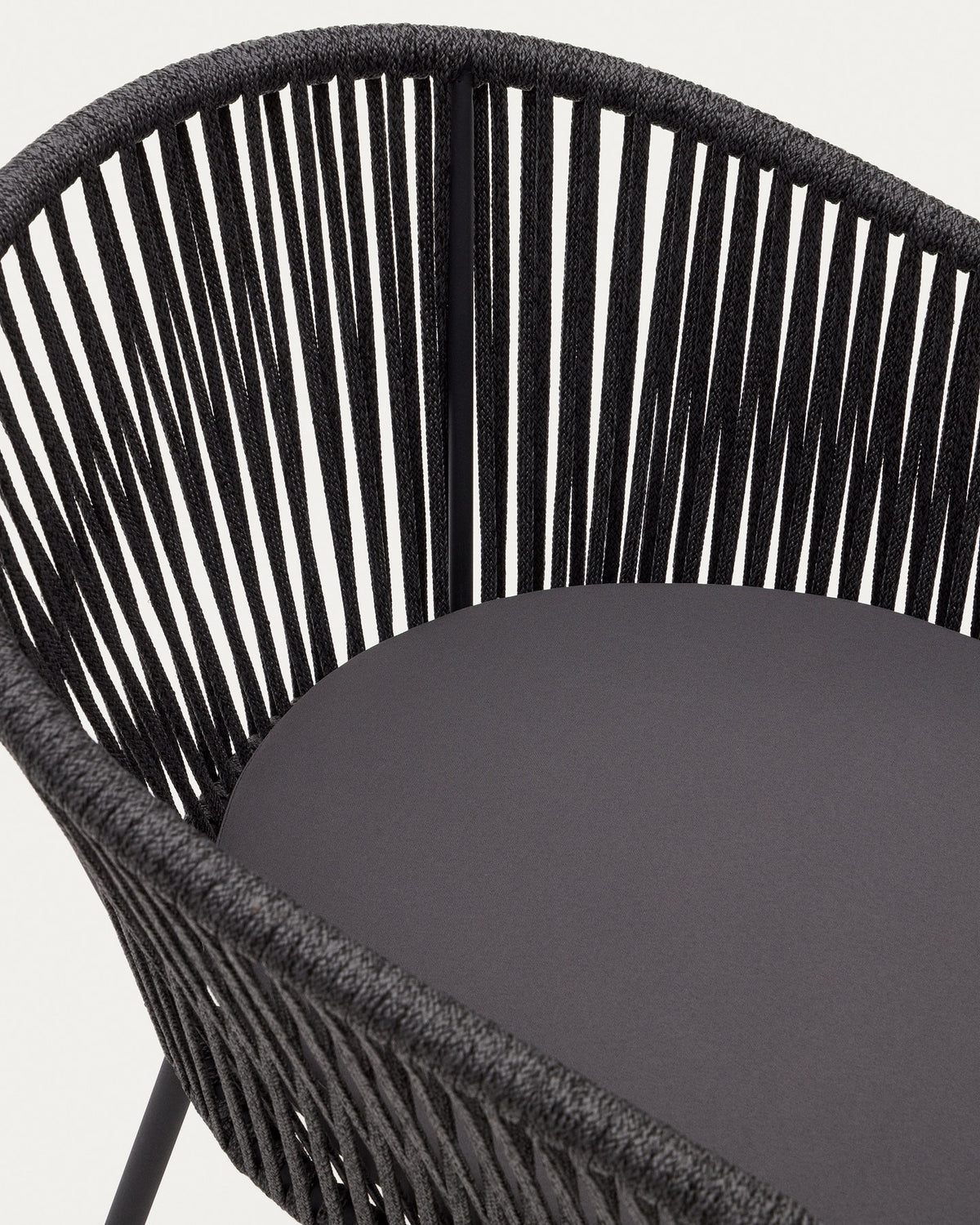 Yanet Stuhl aus Seil in Schwarz mit Beinen aus verzinktem Stahl in Schwarz, Grau präsentiert im Onlineshop von KAQTU Design AG. Gartenstuhl mit Armlehnen ist von Kave Home