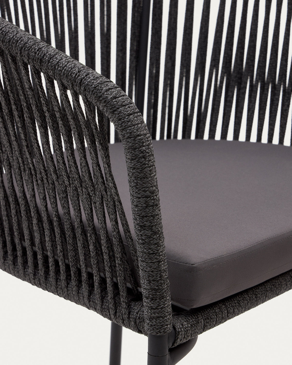 Yanet Stuhl aus Seil in Schwarz mit Beinen aus verzinktem Stahl in Schwarz, Grau präsentiert im Onlineshop von KAQTU Design AG. Gartenstuhl mit Armlehnen ist von Kave Home
