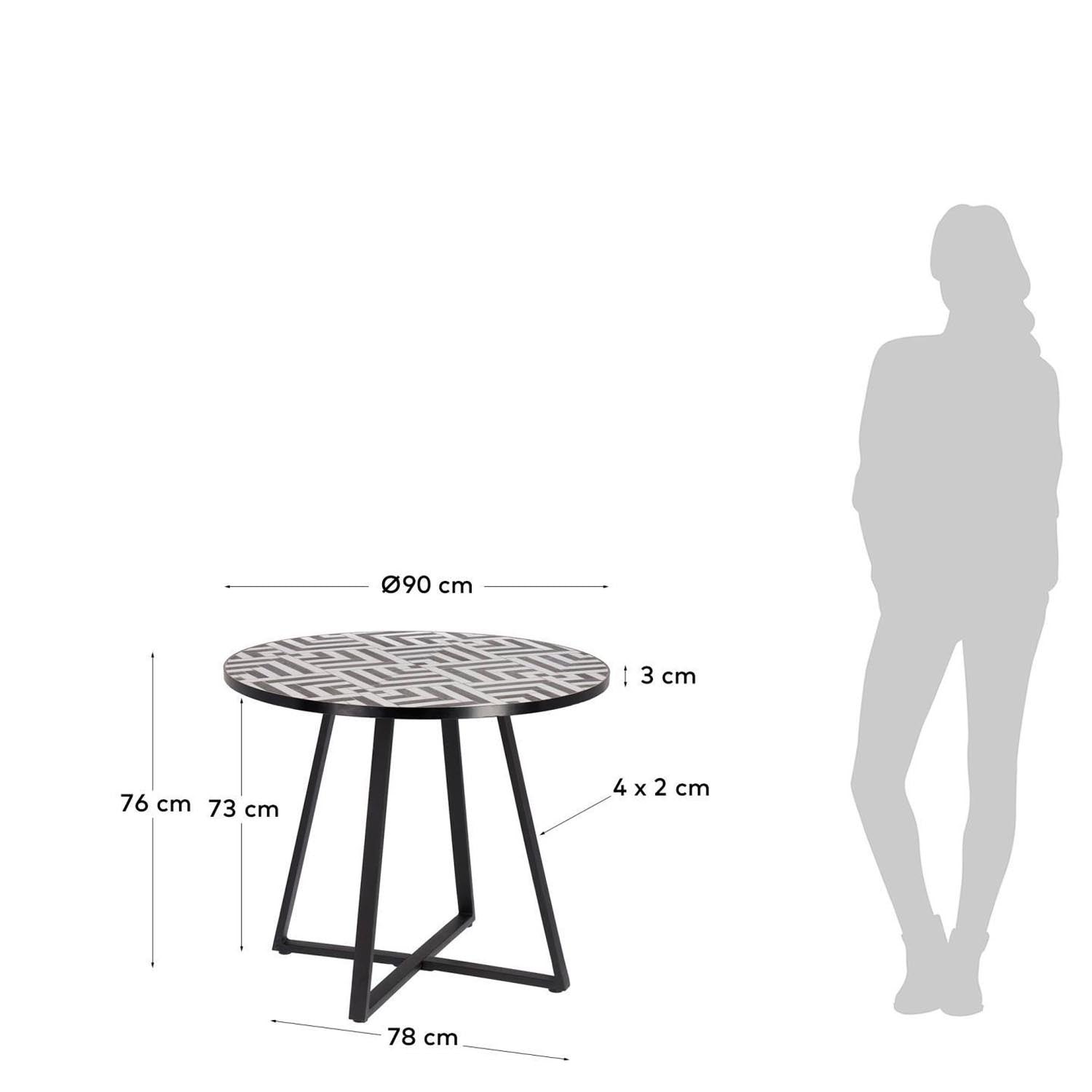 Entdecken Sie den Tella runden Tisch von Kave Home: Ein einzigartiges Mosaikdesign aus Keramik und stabilen Stahlbeinen, ideal für Ihr Esszimmer.