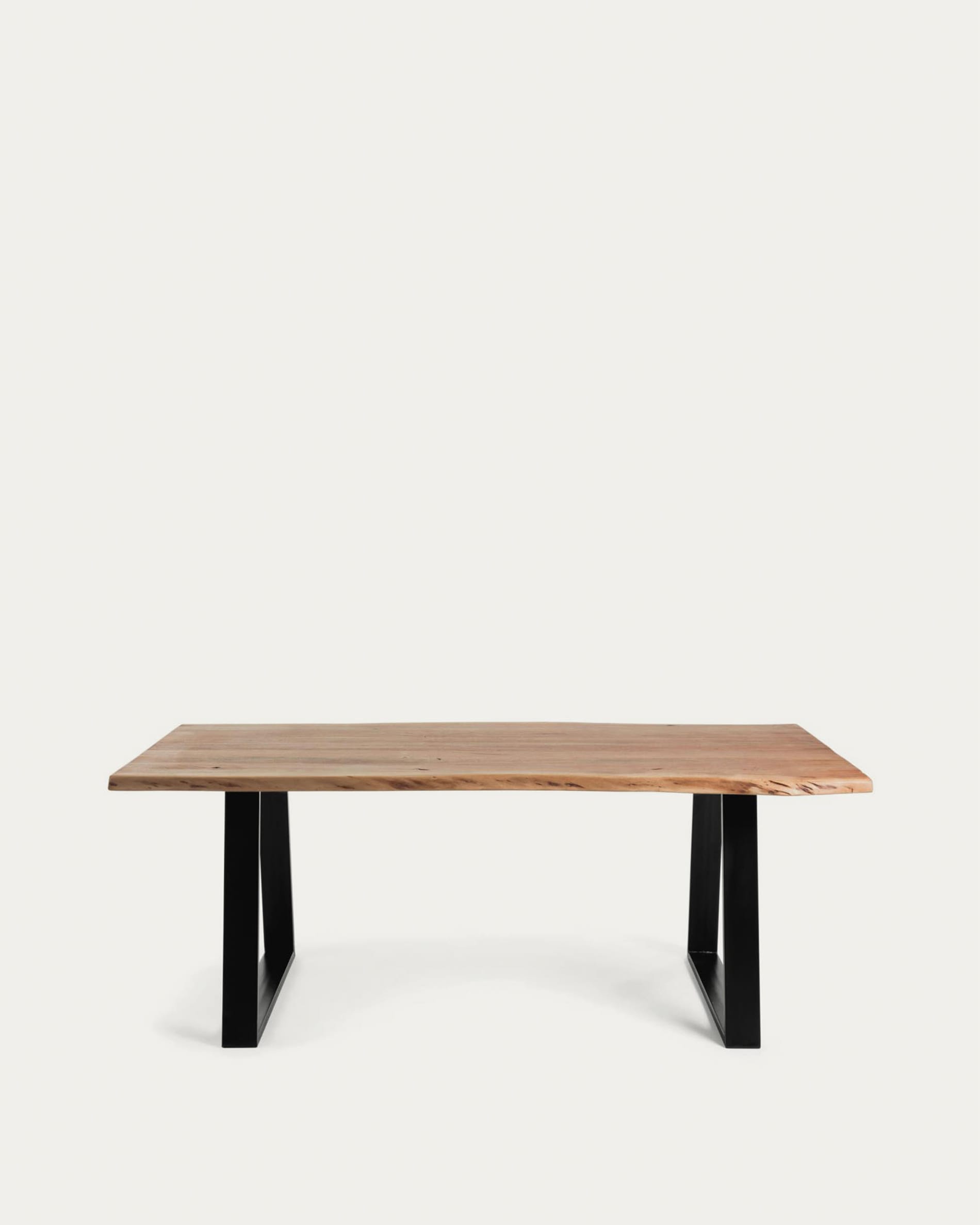 Moderner Alaia Tisch aus Akazienholz, 180x90 cm, mit stabilen schwarzen Stahlbeinen, perfekt für stilvolle Esszimmer.