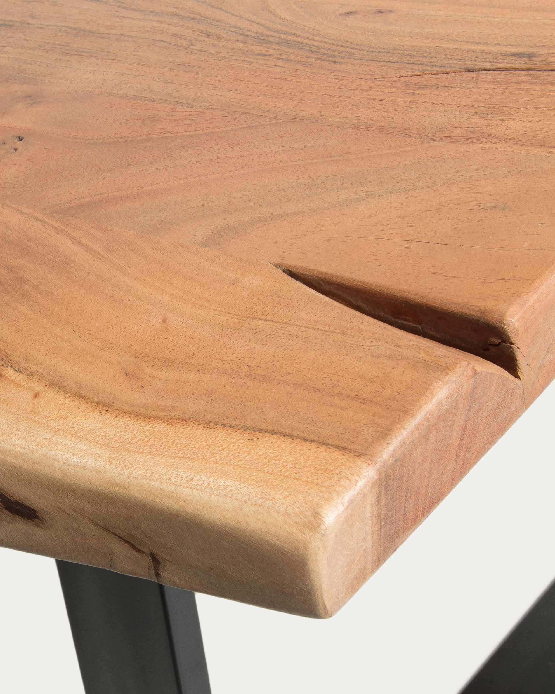 Eleganter Alaia Tisch aus massivem Akazienholz, 180x90 cm, mit robusten schwarzen Stahlbeinen, ideal für moderne Wohnräume.
