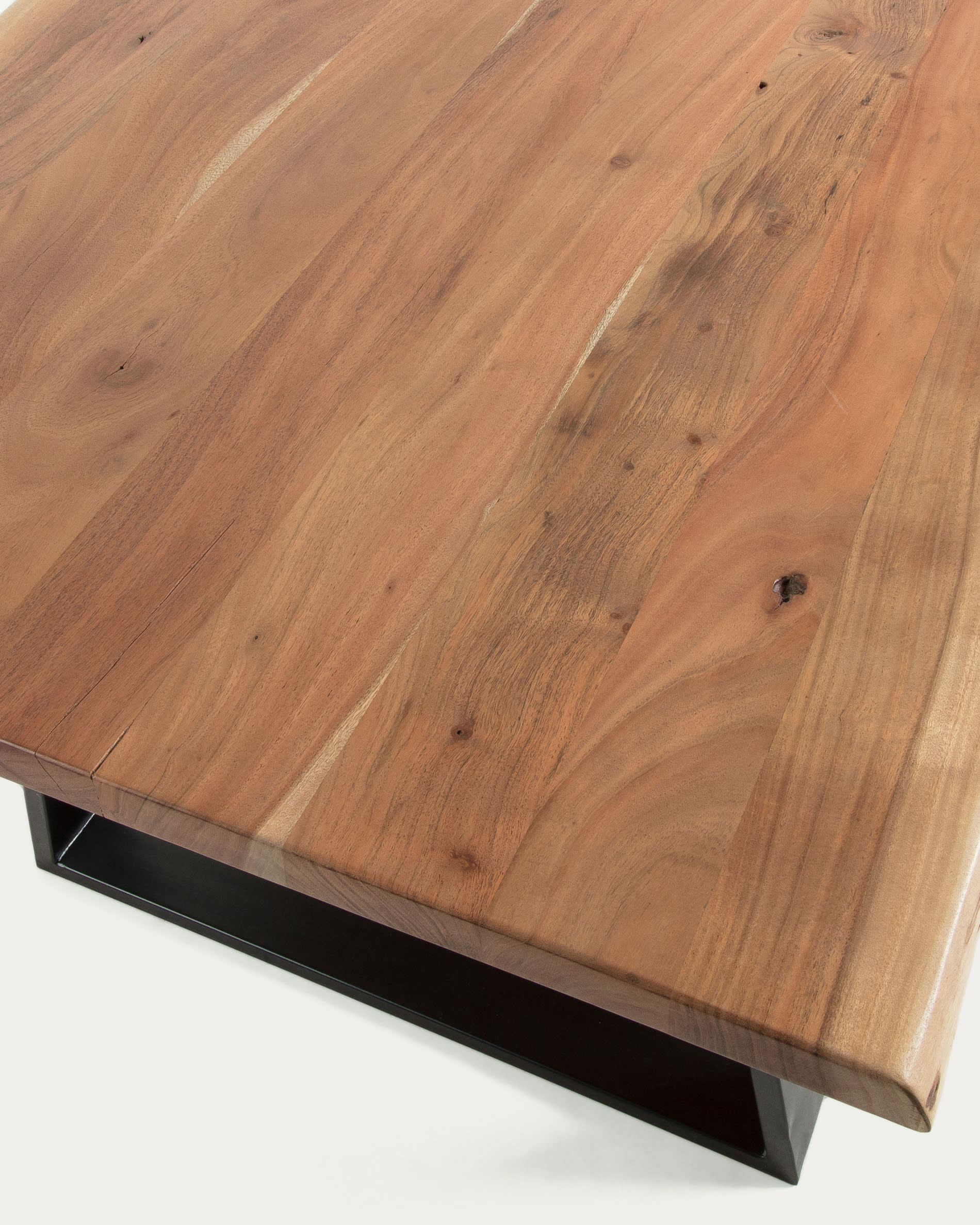 Moderner Alaia Tisch aus Akazienholz, 180x90 cm, mit stabilen schwarzen Stahlbeinen, perfekt für stilvolle Esszimmer.