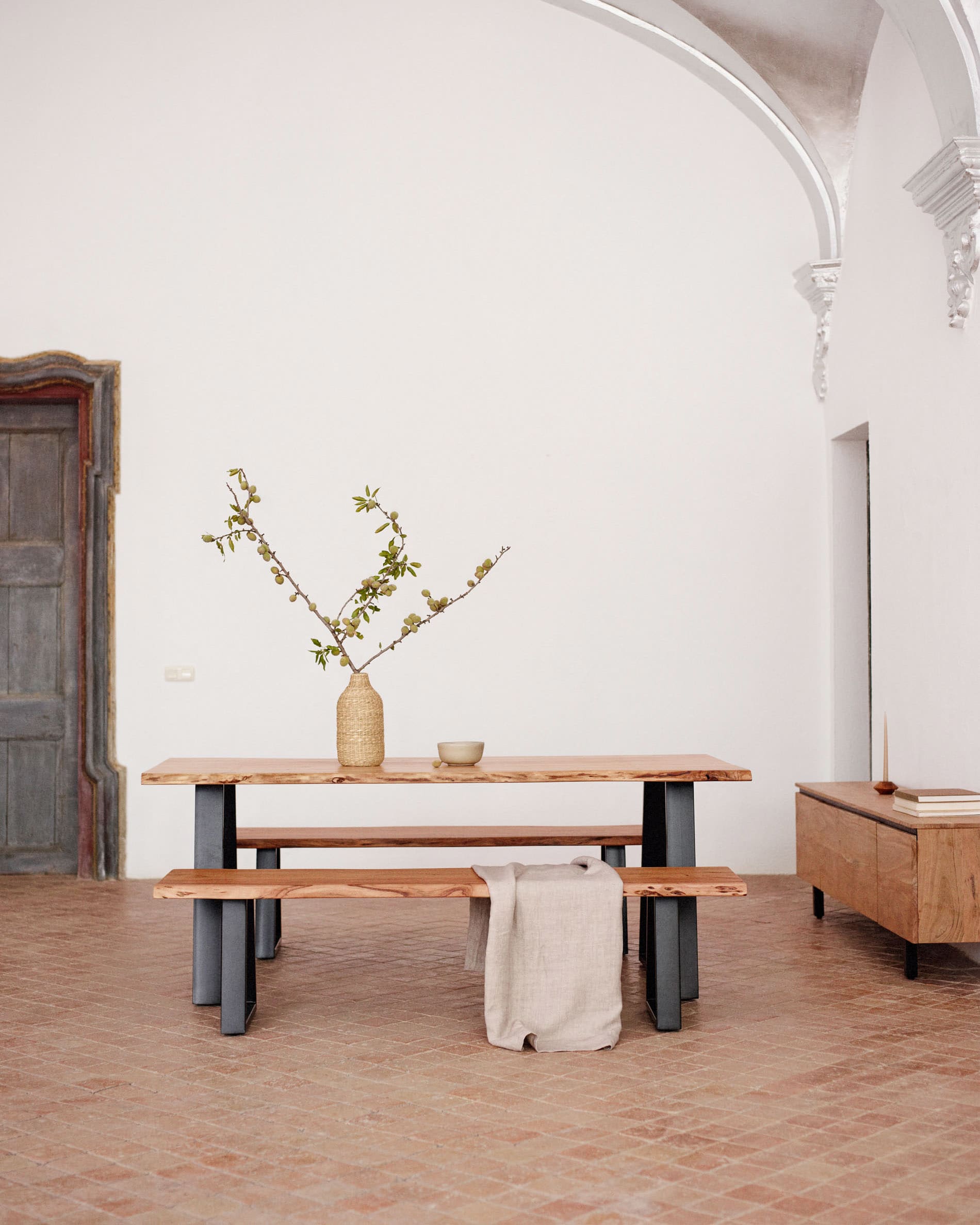 Eleganter Alaia Tisch aus massivem Akazienholz, 180x90 cm, mit robusten schwarzen Stahlbeinen, ideal für moderne Wohnräume.