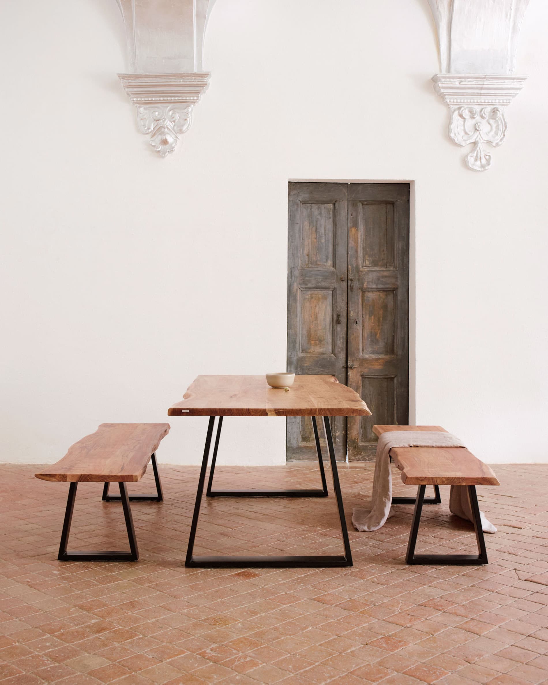 Eleganter Alaia Tisch aus massivem Akazienholz, 180x90 cm, mit robusten schwarzen Stahlbeinen, ideal für moderne Wohnräume.