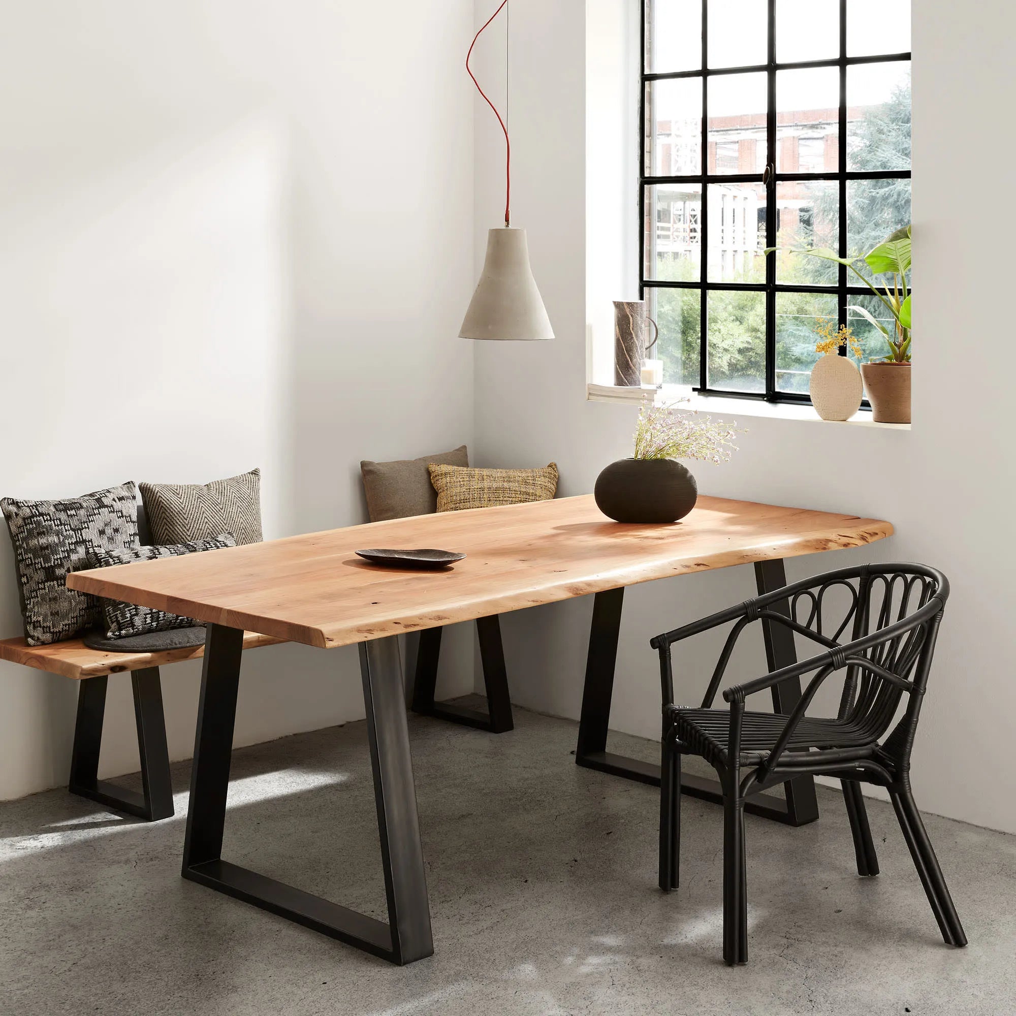 Eleganter Alaia Tisch aus massivem Akazienholz, 180x90 cm, mit robusten schwarzen Stahlbeinen, ideal für moderne Wohnräume.