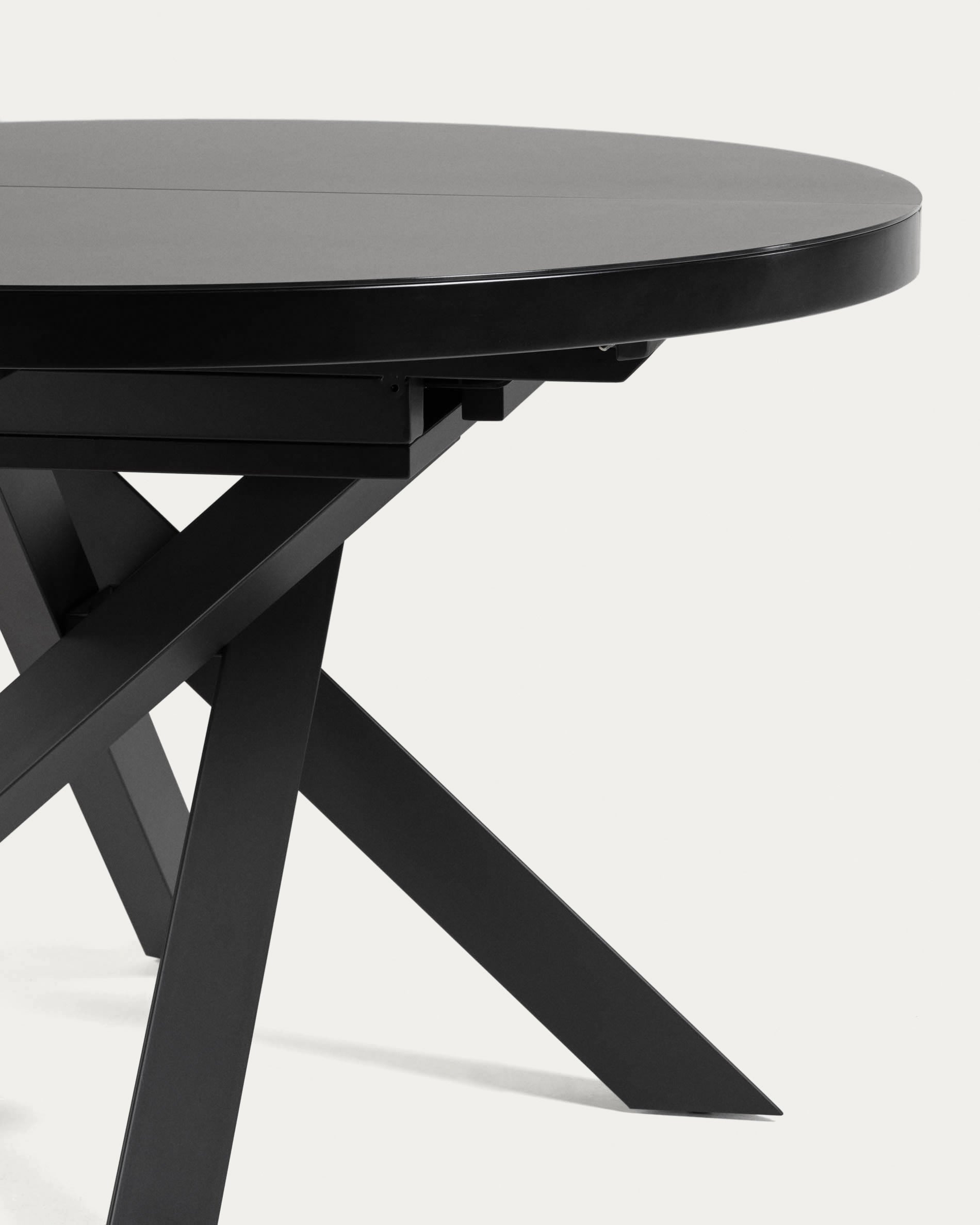 Moderner runder Ausziehtisch von Kave Home, Ø 120 cm (erweiterbar auf 160 cm), mit robuster Glasplatte und stabilen Stahlbeinen in elegantem Schwarz.