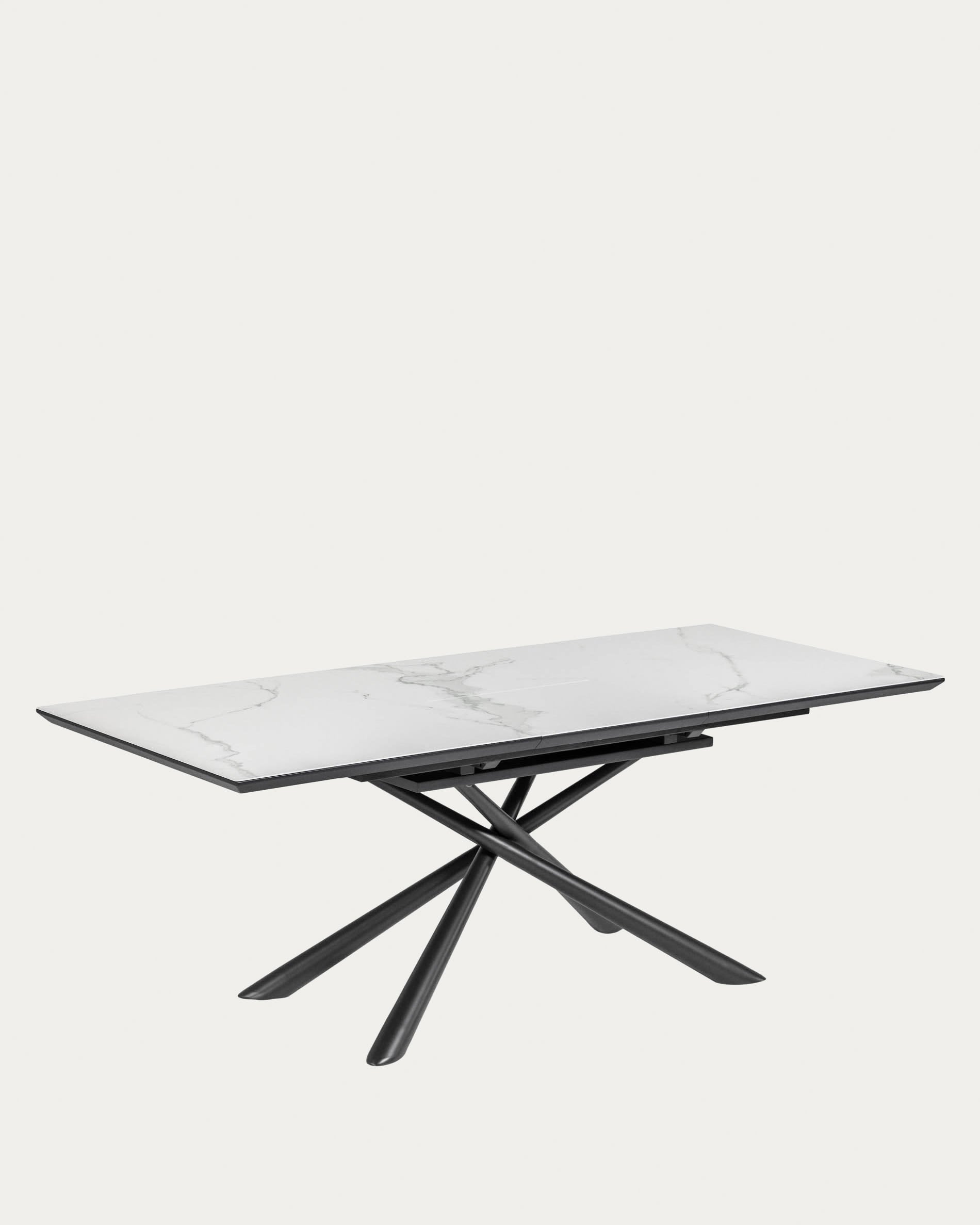 Eleganter, ausziehbarer Tisch mit robuster Weiss Feinsteinzeugplatte und stilvollen schwarzen Stahlbeinen, ideal für jedes Esszimmer.