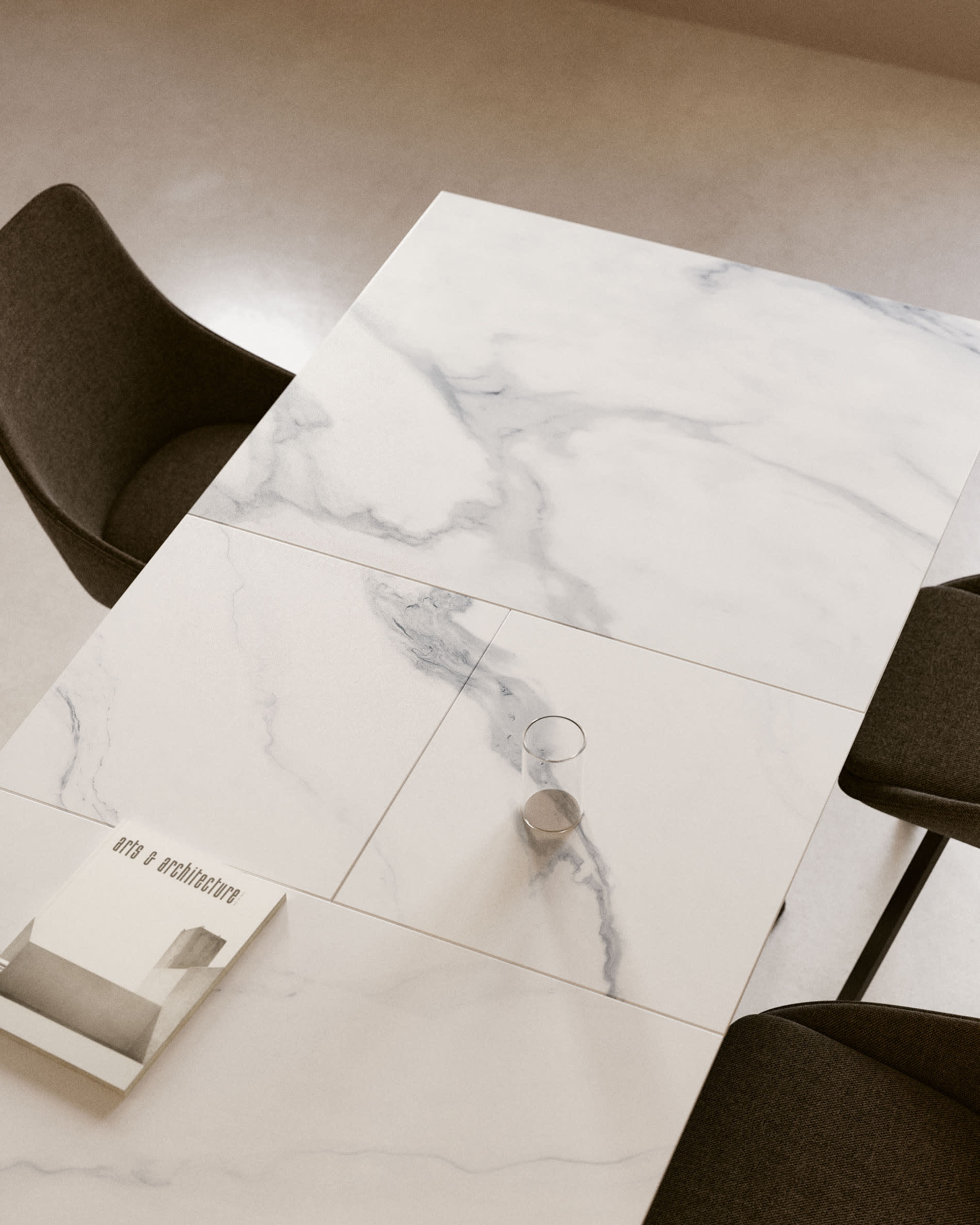 Moderner ausziehbarer Tisch mit weisser Feinsteinzeugplatte und schwarzen Stahlbeinen, 160-210 x 90 cm, von Kave Home.