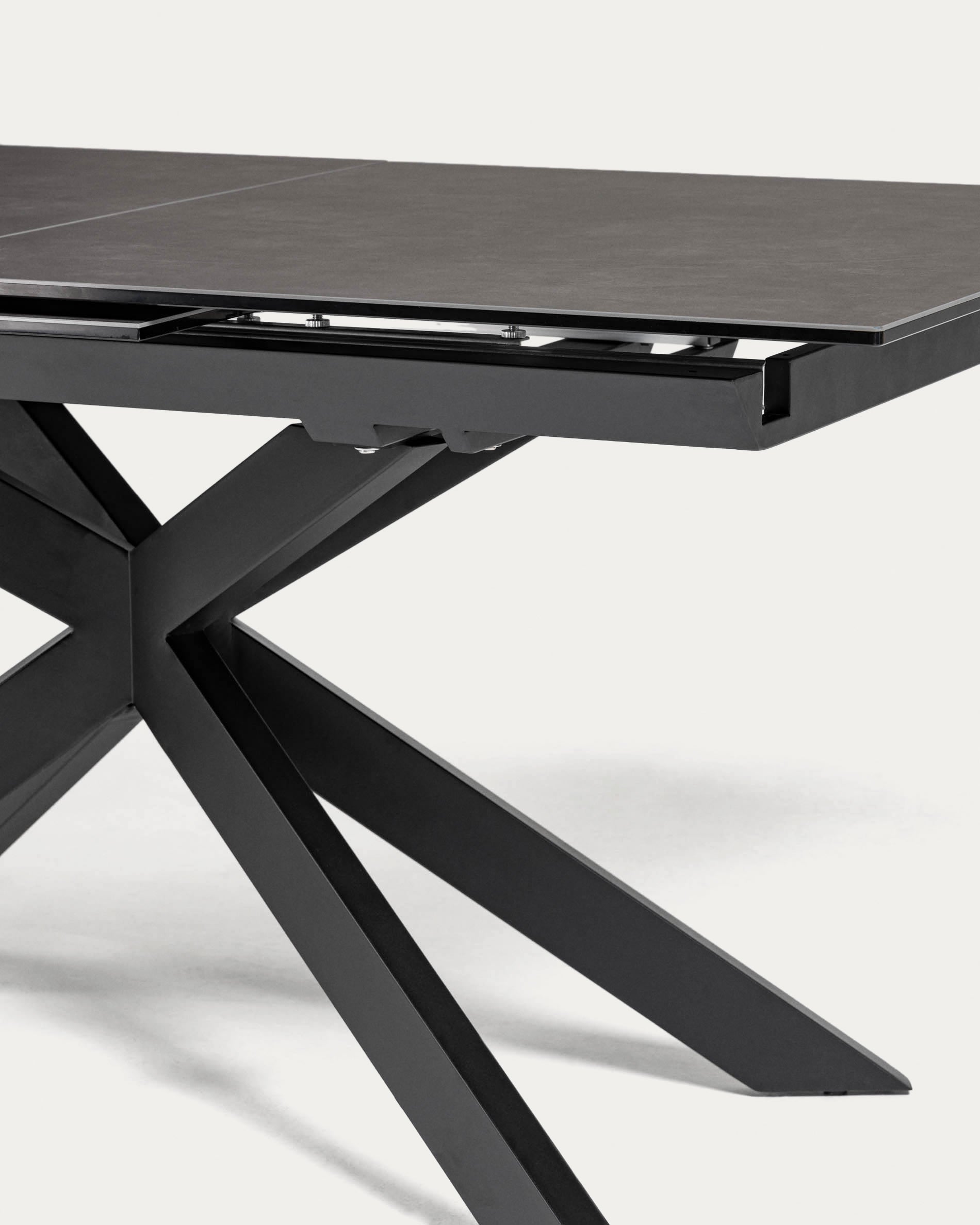 Moderner Atminda Tisch mit ausziehbarer Feinsteinzeugplatte (160-210 cm) und schwarzen Stahlbeinen, ideal für stilvolle Essbereiche.