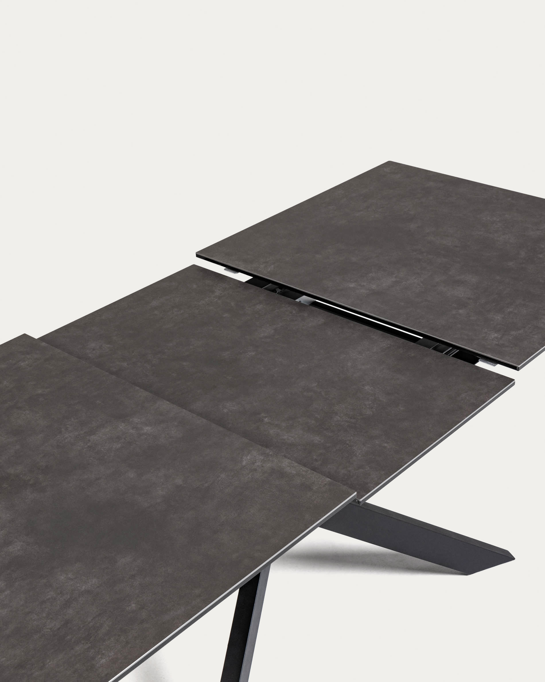 Entdecken Sie den eleganten Atminda Tisch von Kave Home: ausziehbar bis 210 cm, mit pflegeleichter Feinsteinzeugplatte und stabilen Stahlbeinen.