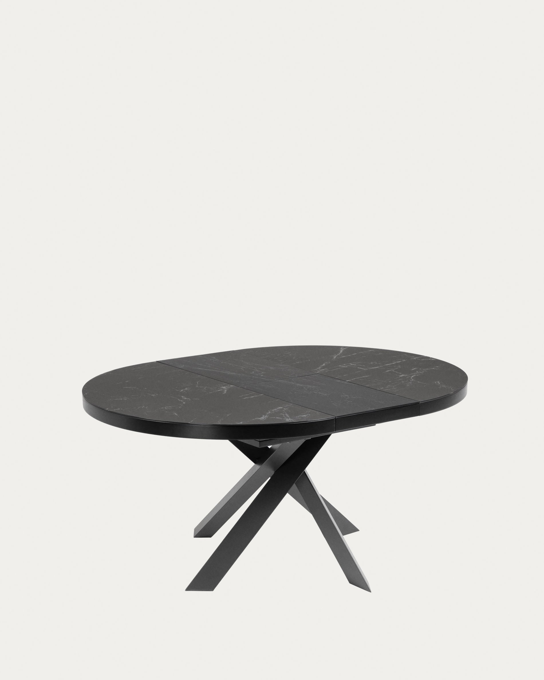 Eleganter runder Esstisch Vashti mit ausziehbarer Feinsteinzeugplatte (120-160 cm) und robusten schwarzen Stahlbeinen von Kave Home.