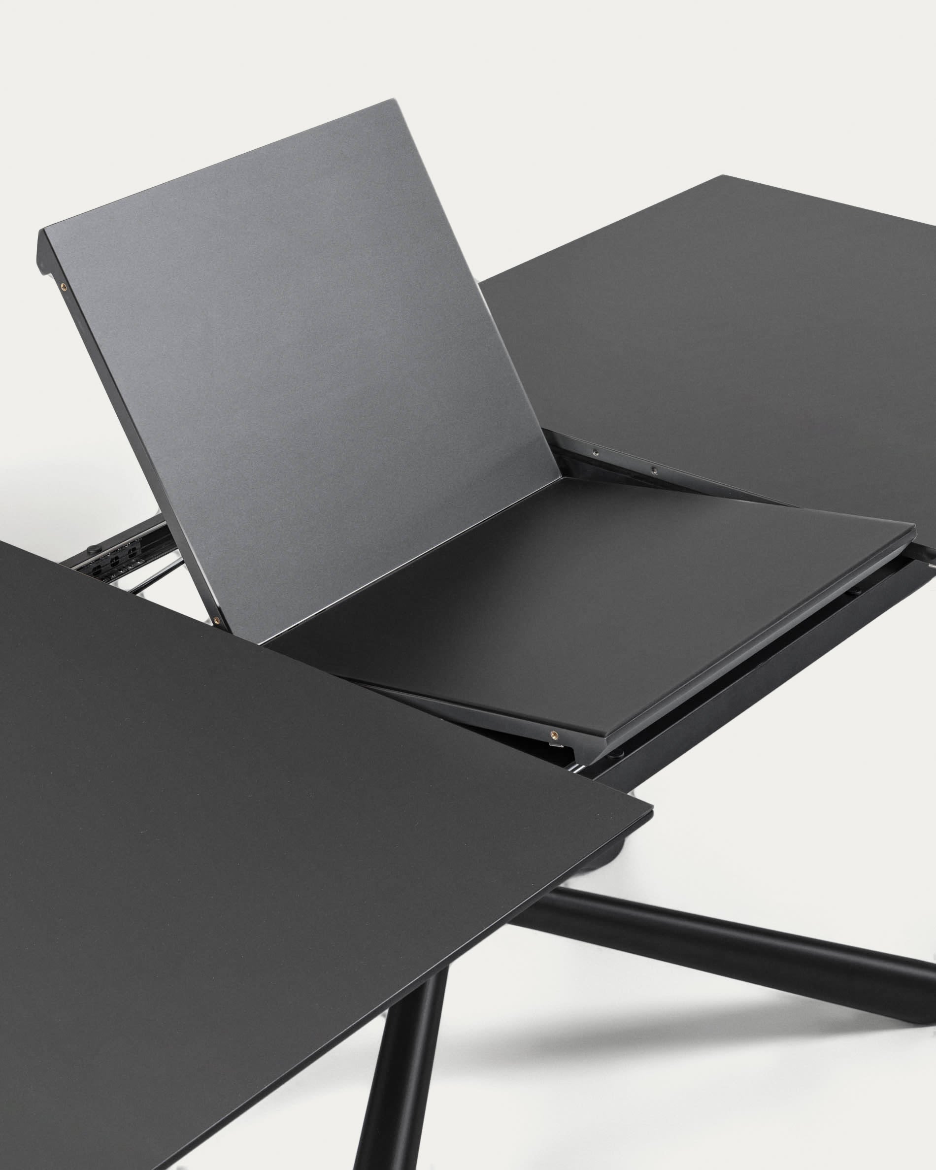 Moderner Ausziehtisch von Kave Home mit eleganter Glasplatte und robusten Stahlbeinen, ideal für stilvolle Essbereiche, Maße 160-210 x 90 cm.