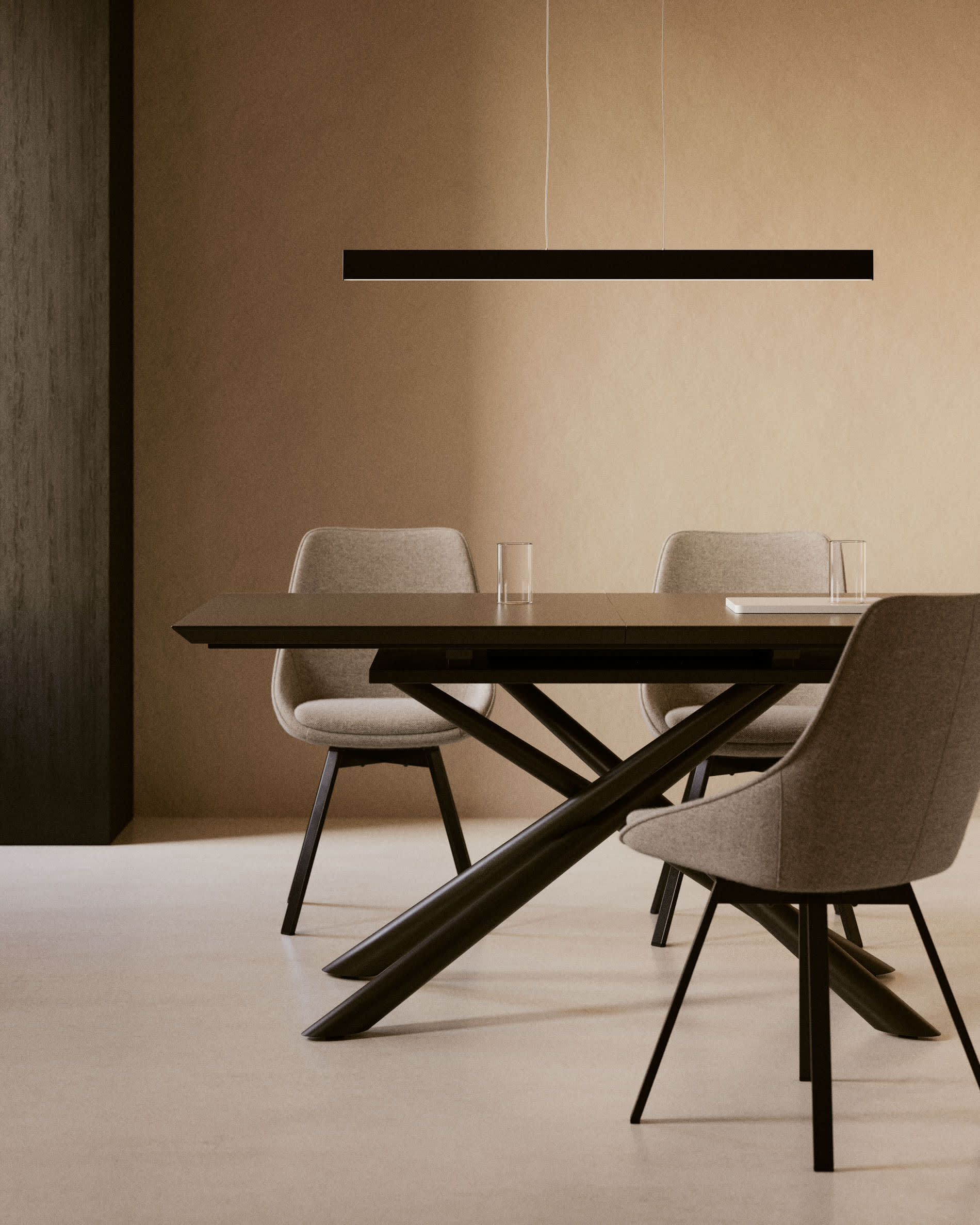Eleganter Ausziehtisch mit Glasplatte und schwarzen Stahlbeinen, perfekt für moderne Esszimmer, Masse 160-210 x 90 cm.