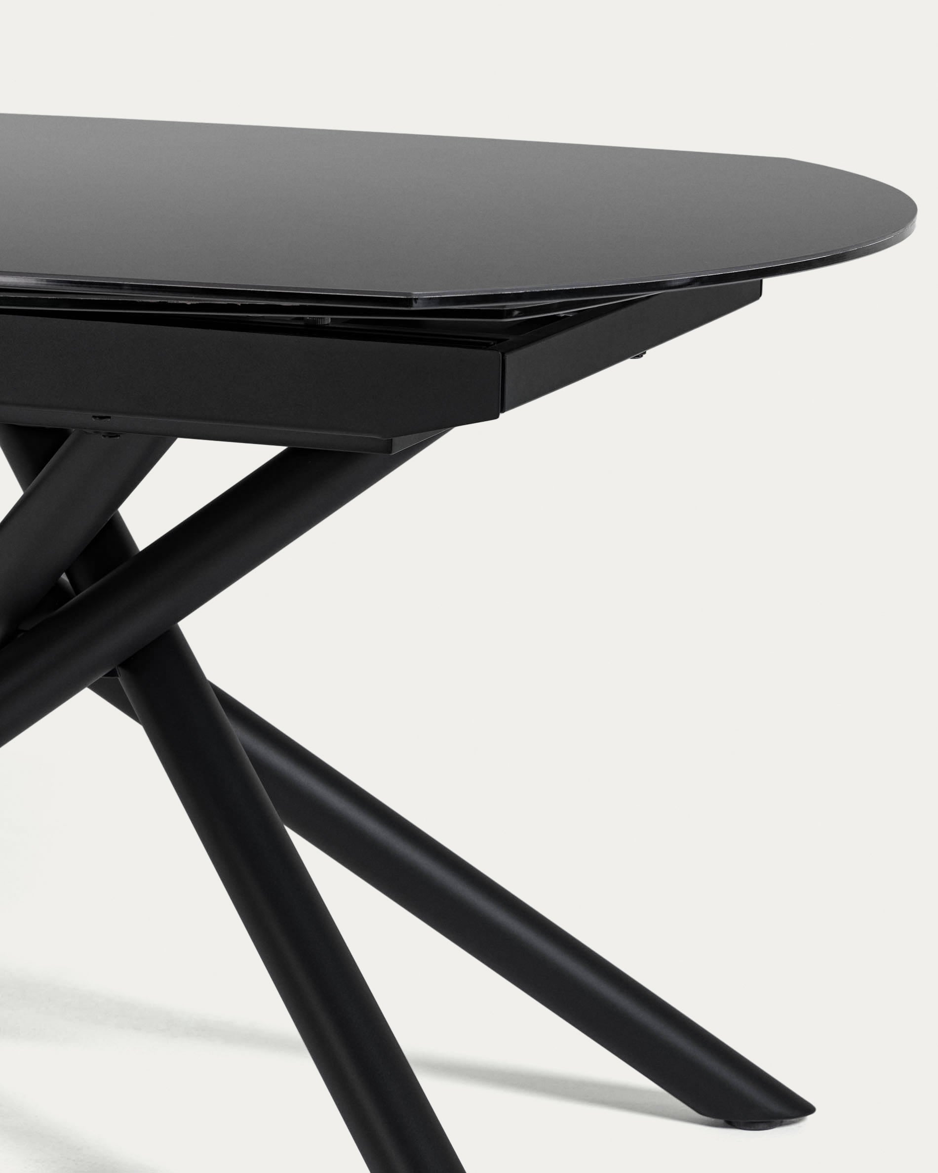 Eleganter Yodalia Ausziehtisch von Kave Home mit robuster Glasplatte und stabilen Stahlbeinen, erweiterbar von 130 auf 190 cm – perfekt für jedes Esszimmer.