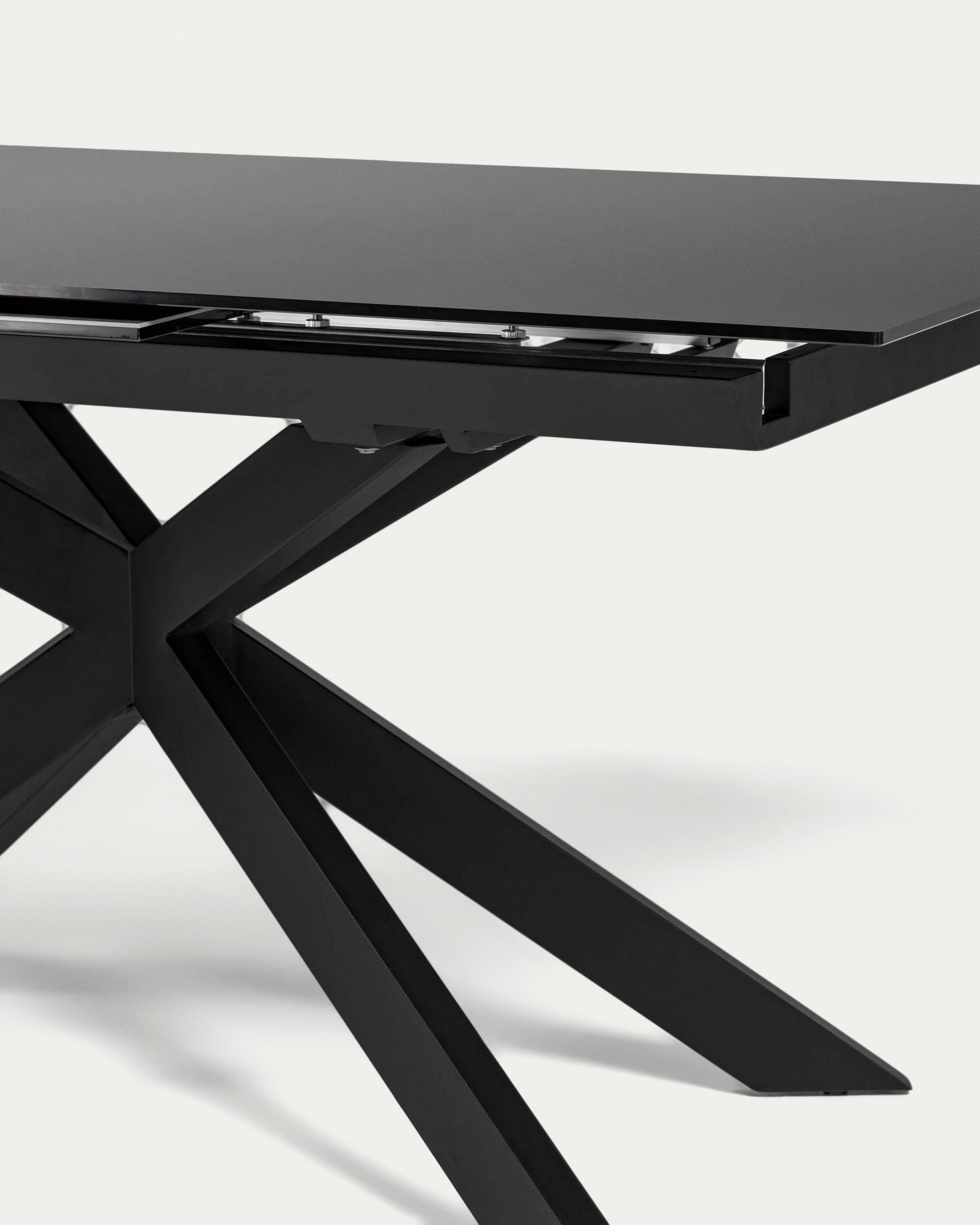 Moderner Atminda Ausziehtisch mit Glasplatte und schwarzen Stahlbeinen, 160-210 x 90 cm, ideal für stilvolle Esszimmer.
