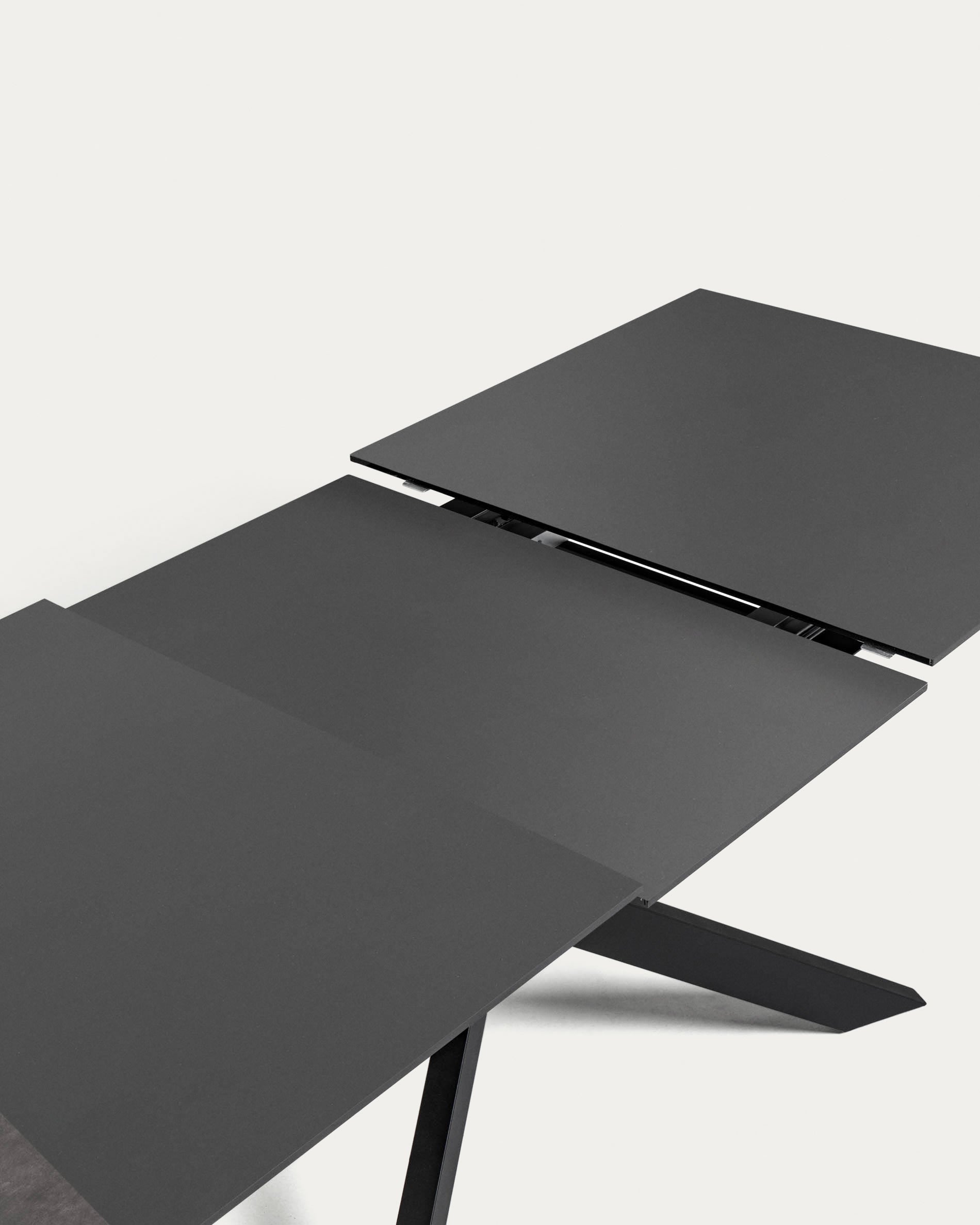 Eleganter Atminda Ausziehtisch mit Glasplatte und schwarzen Stahlbeinen, 160-210 x 90 cm, perfekt für moderne Esszimmer.