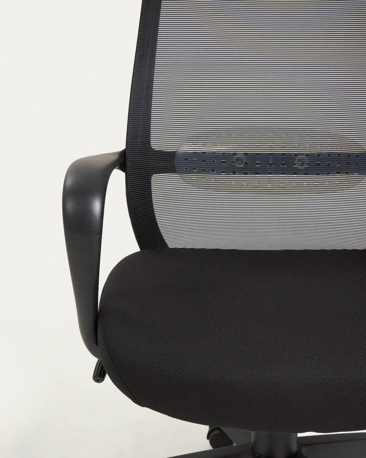Melva Schreibtischstuhl in Schwarz mit Beinen aus Stahl in Schwarz in Schwarz präsentiert im Onlineshop von KAQTU Design AG. Bürostuhl mit Armlehne ist von Kave Home