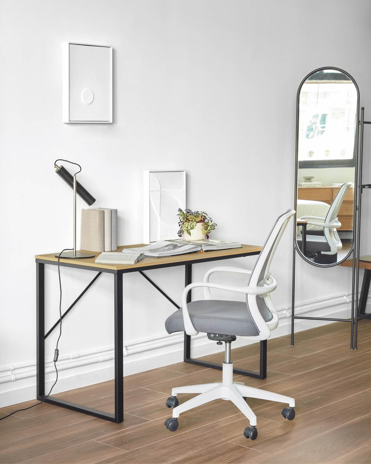 Eleganter Melva Bürostuhl in Grau mit weissen Stahlbeinen von Kave Home.