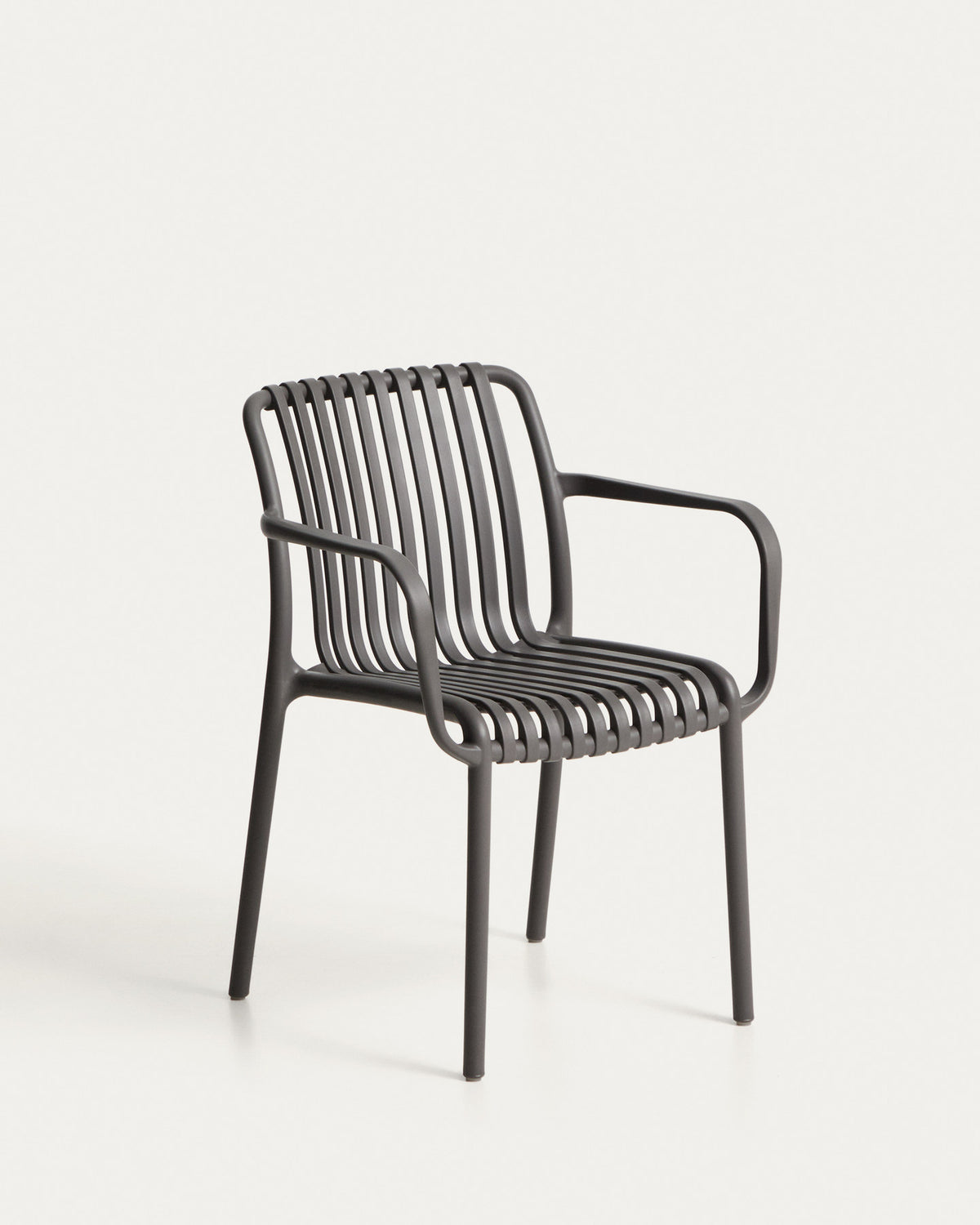 Stapelbarer Outdoor-Stuhl Isabellini in Graphit in Graphit präsentiert im Onlineshop von KAQTU Design AG. Gartenstuhl ist von Kave Home